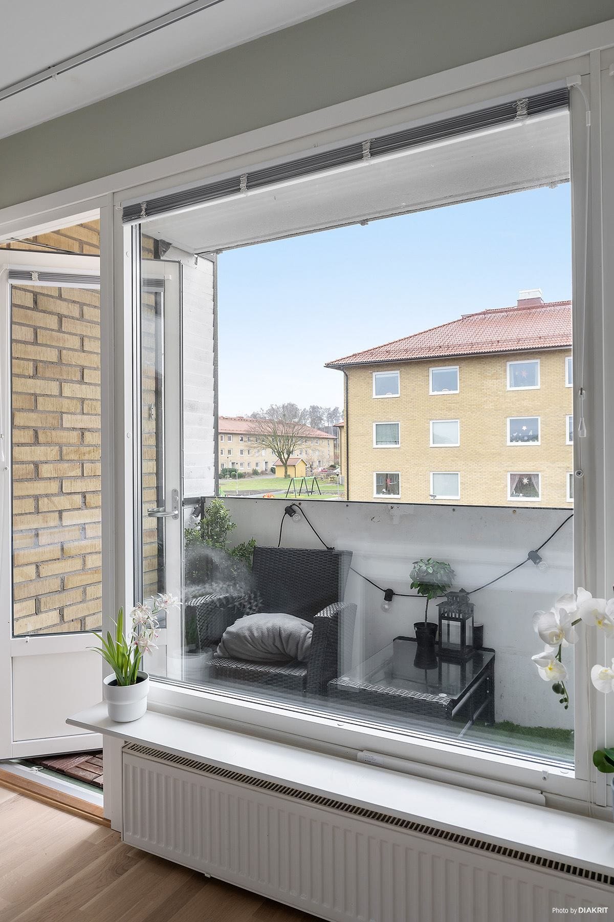 från stora vardagsrummet nås en balkong med bra solläge.