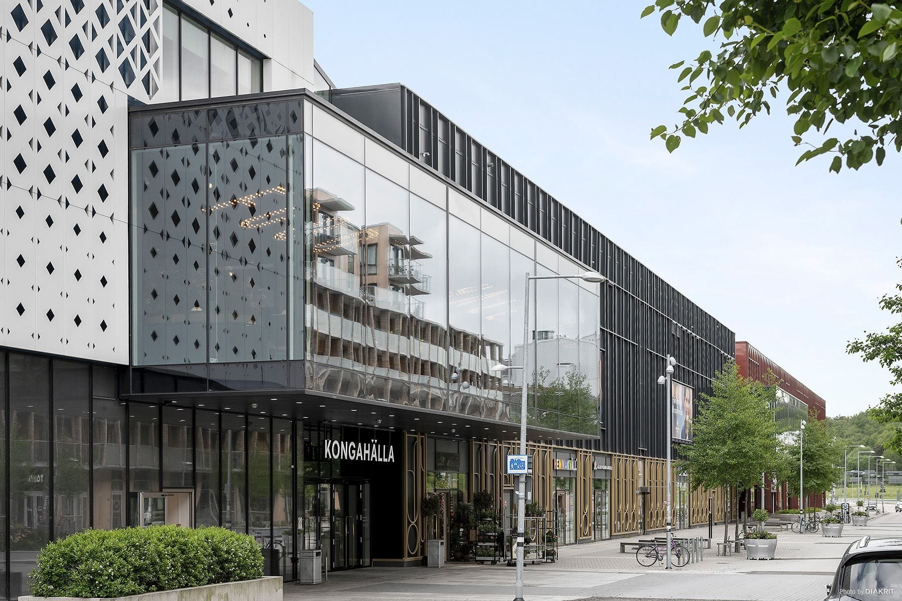 Kongahälla center ligger inte heller långt bort.