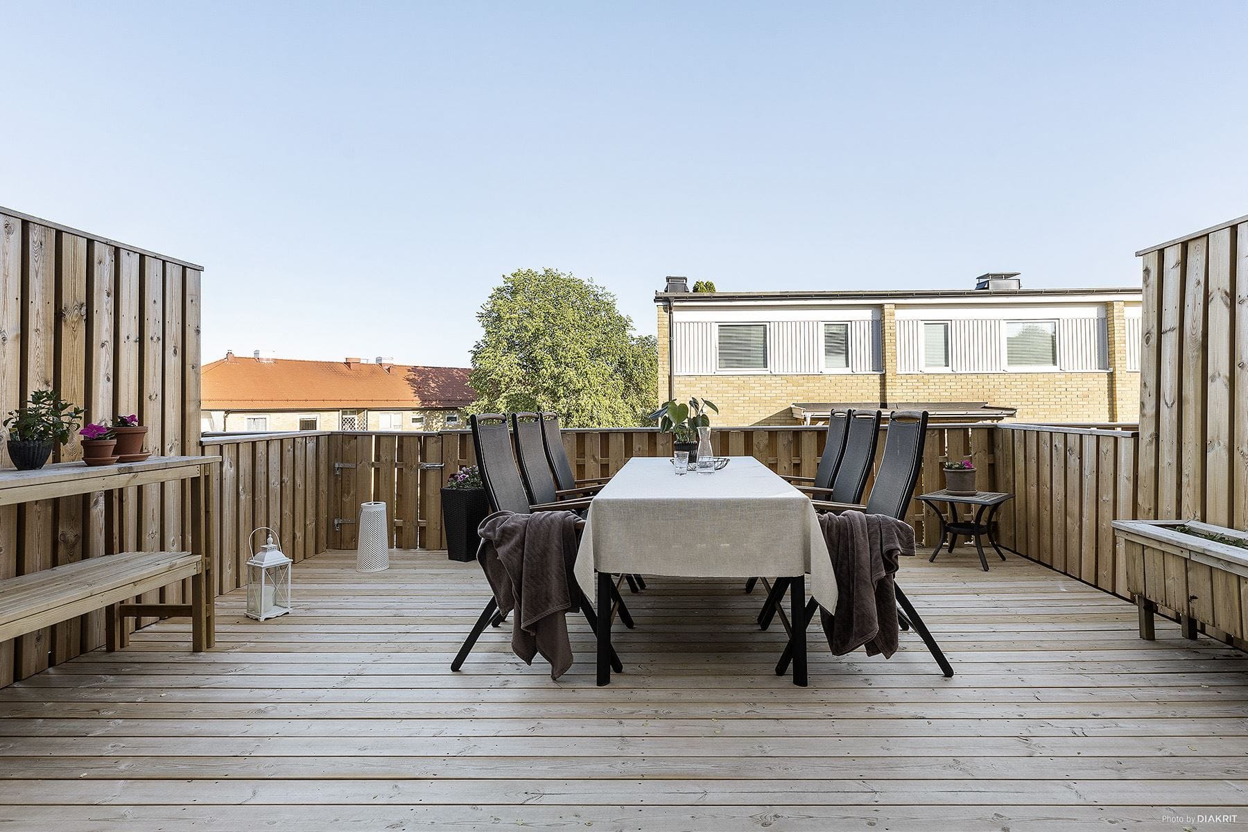 Altanen blir en naturlig samlingspunkt varma sommardagar.