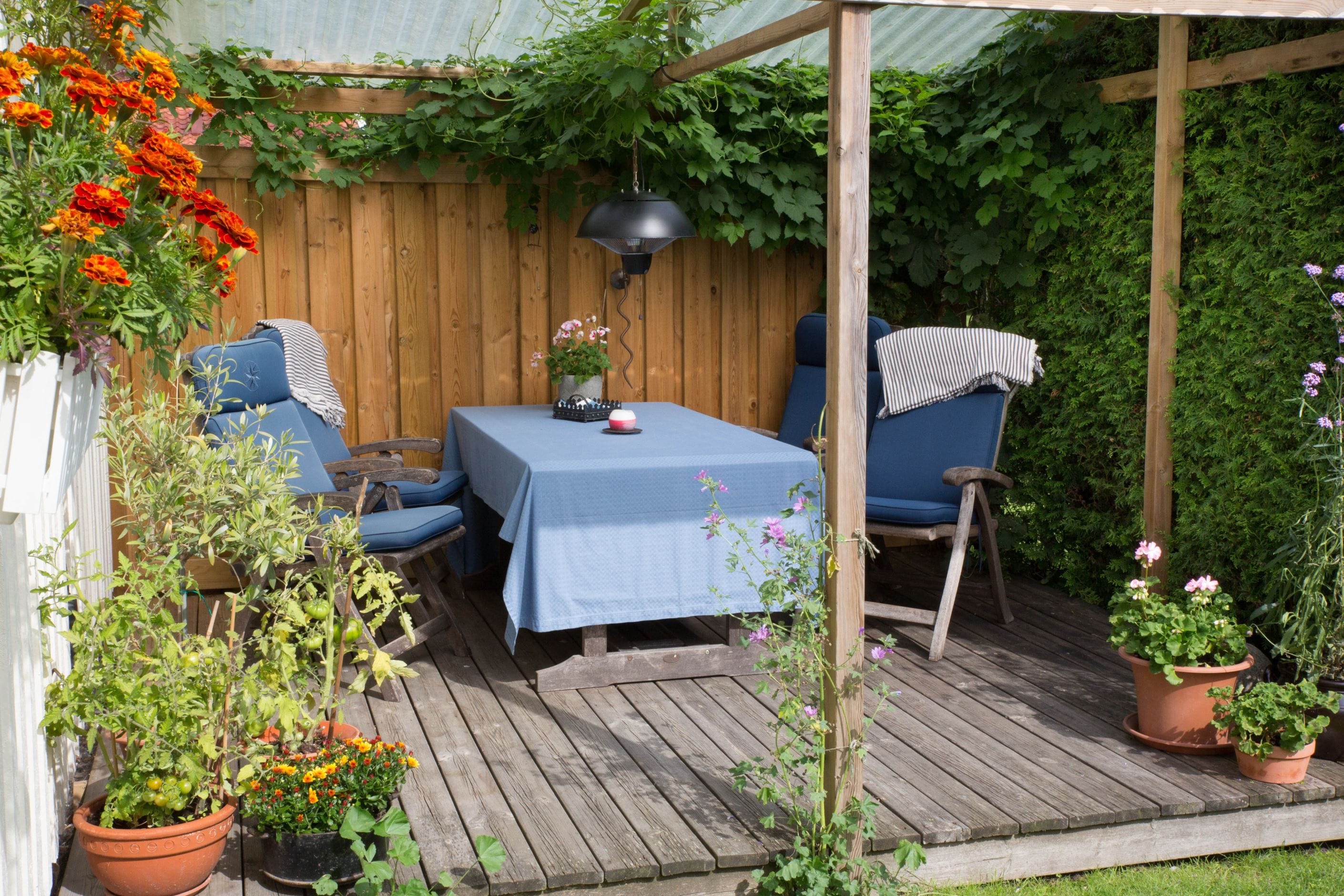 Uteplatsen vid garaget är perfekt för middag i det fria.