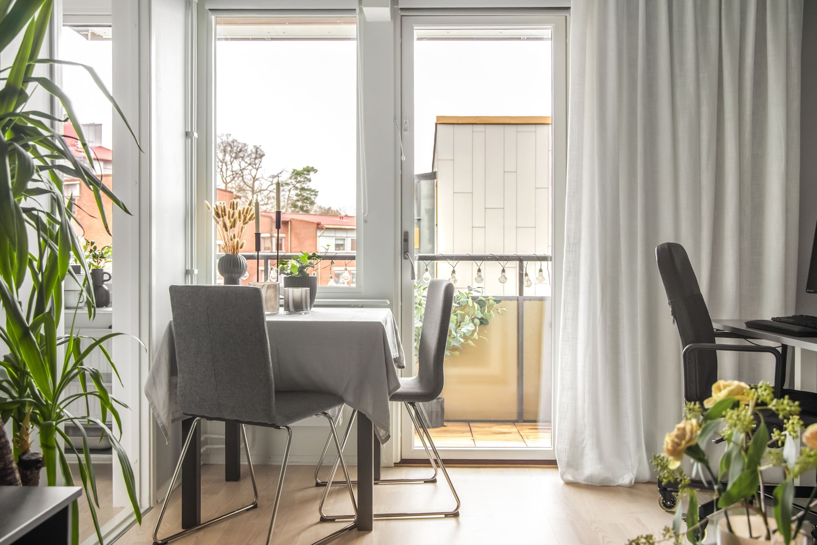 Från vardagsrummet nås balkongen vid matplatsen.