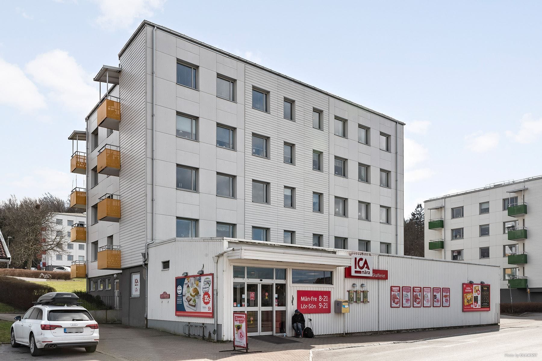 Omtyckta ICA Skafferiet ligger väldigt nära.