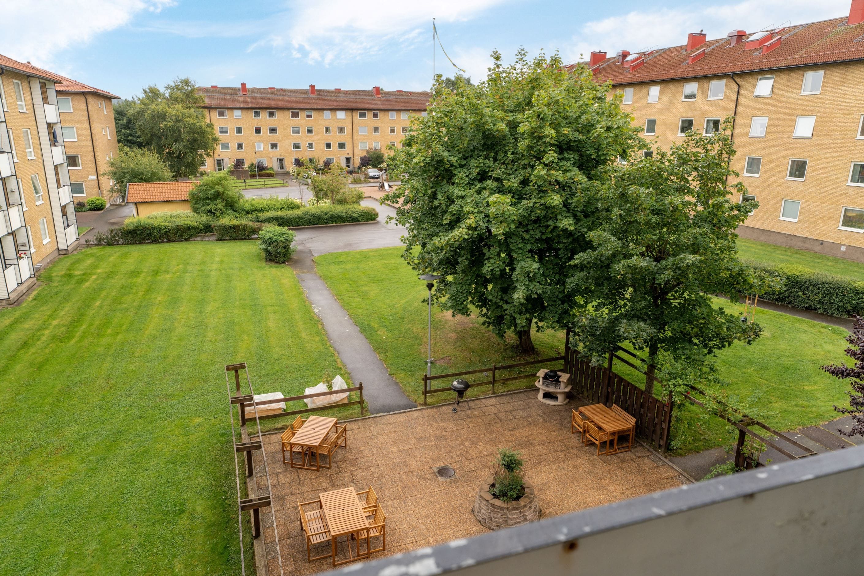 Från balkongen ser man ner över den mysiga innergården.
