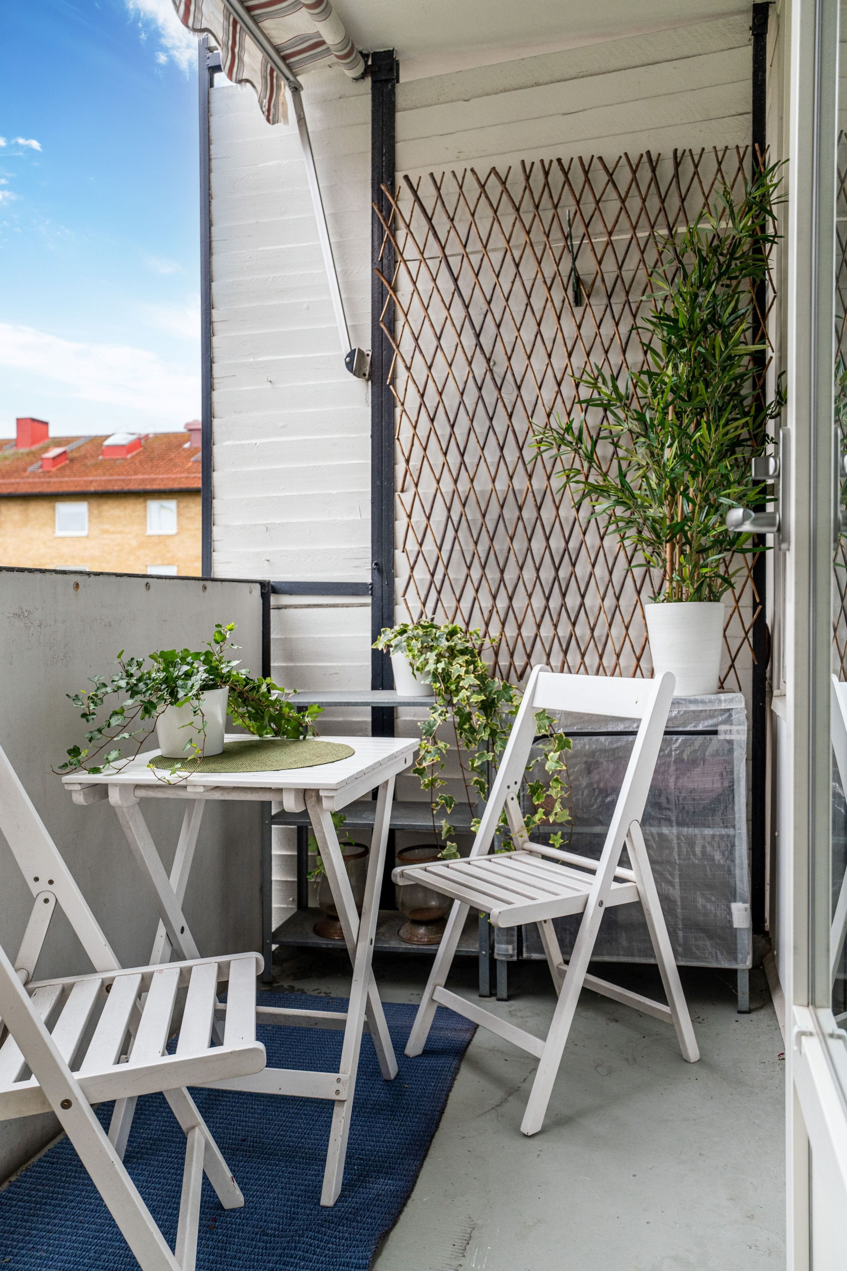 Balkongen som nås från vardagsrummet håller på att renoveras och göras större.