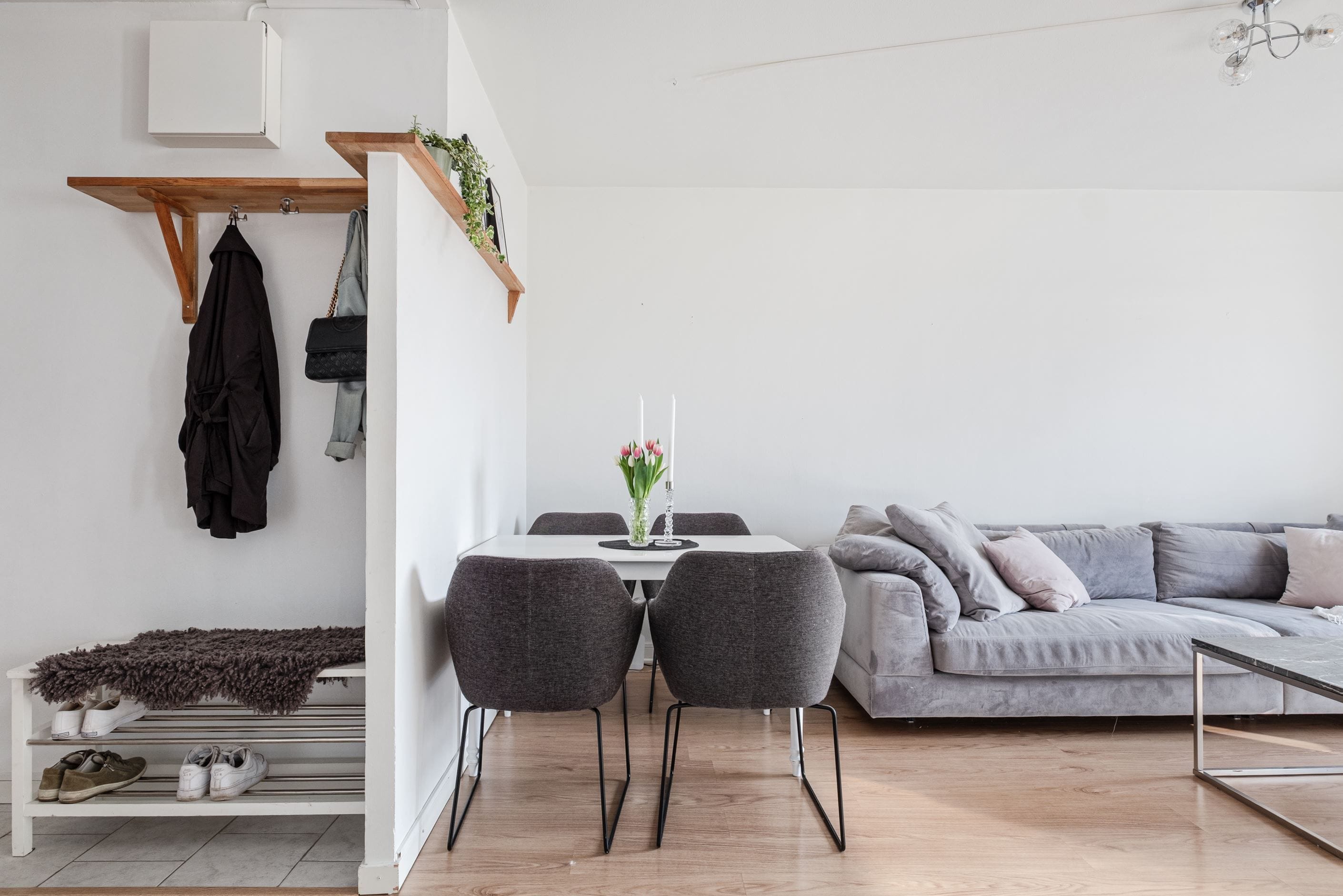 I vardagsrummet finns plats för matgruppen.