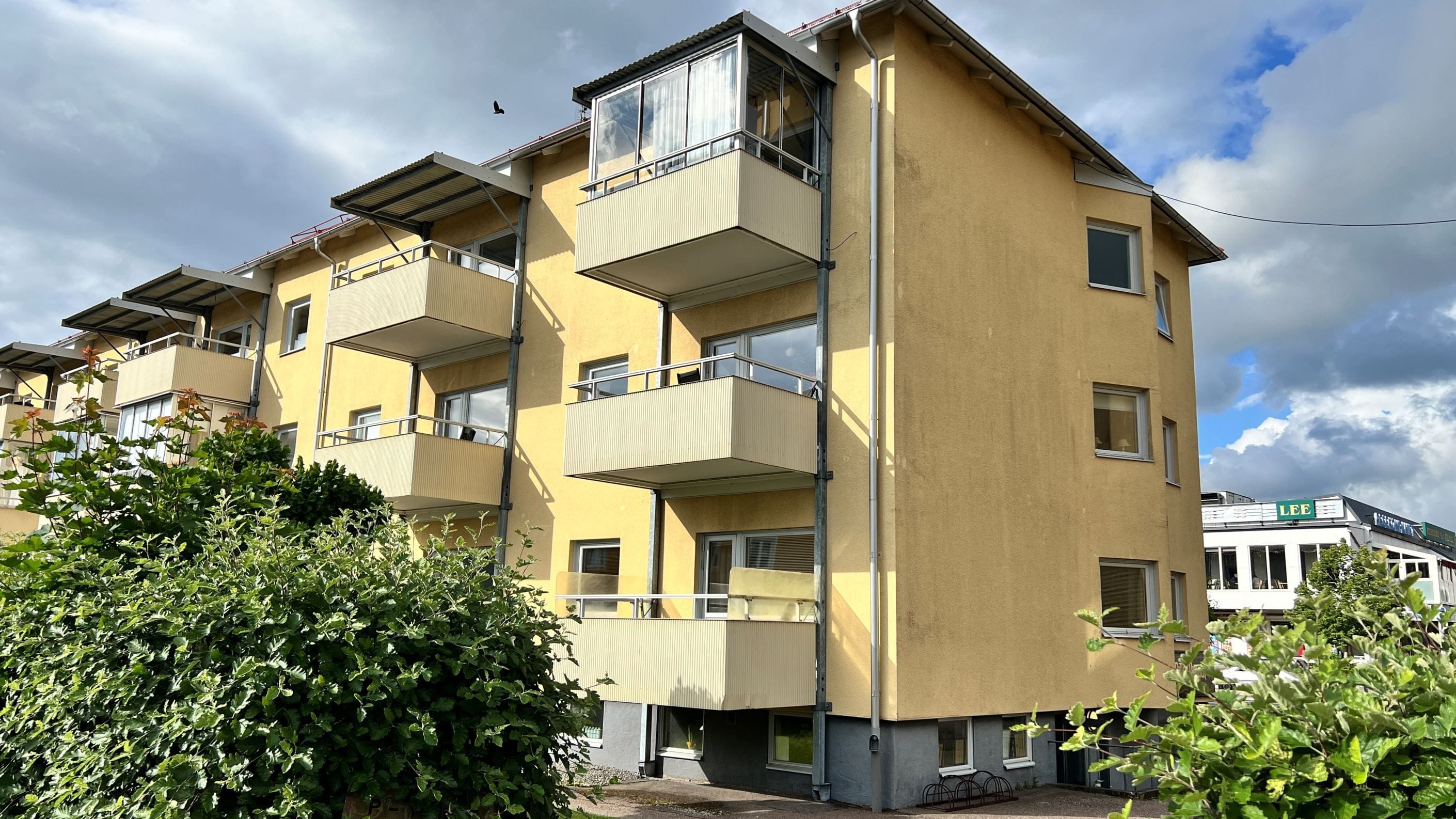 Högst upp i huset med inglasad balkong.
