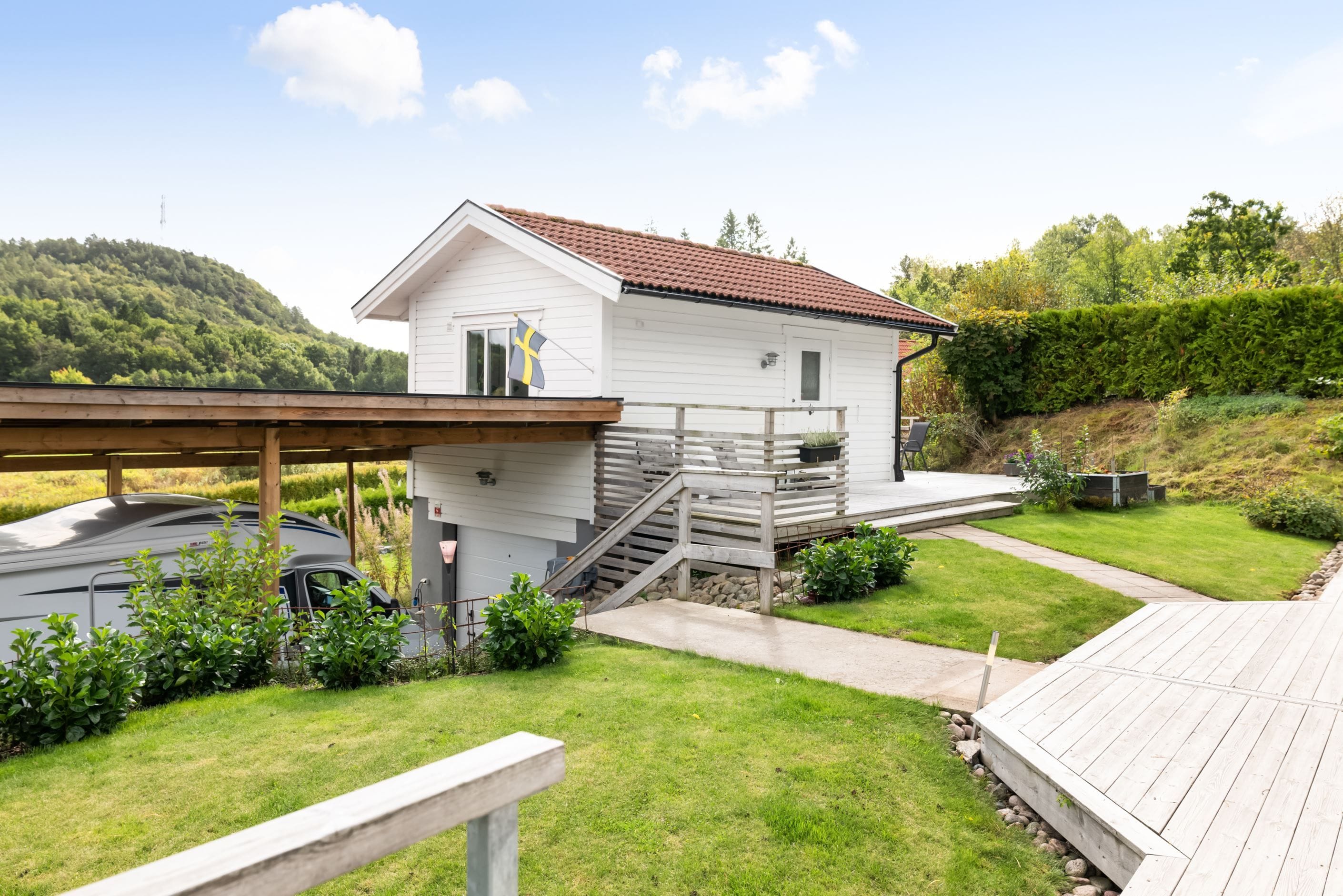 ...och gästrum/hobbyrum med garage och carport i botten
