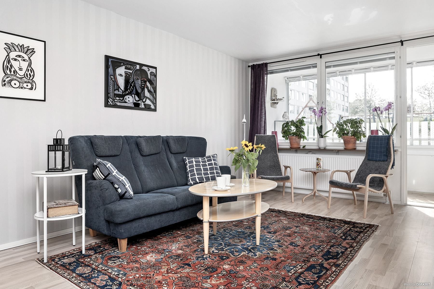 Det ljusa vardagsrummet är väl tilltaget.