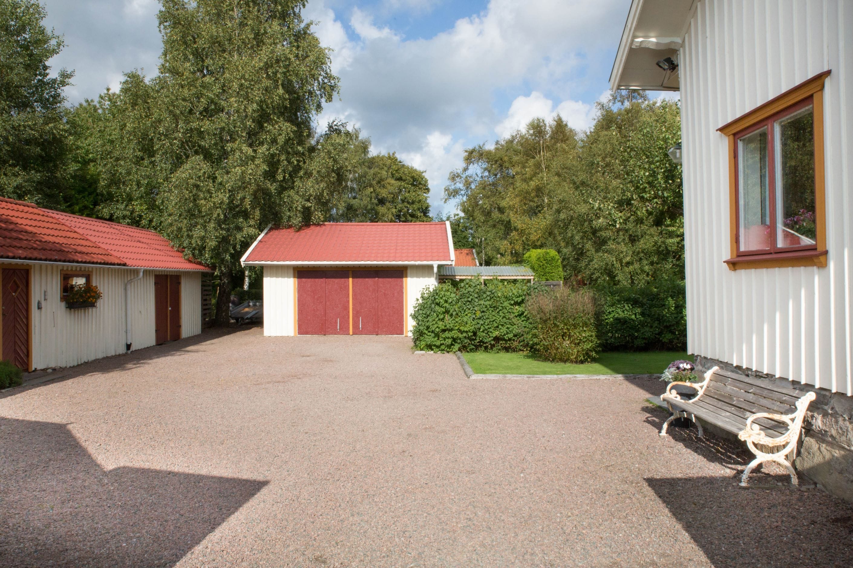 Här syns "längan" till vänster och varmgaraget rakt fram.