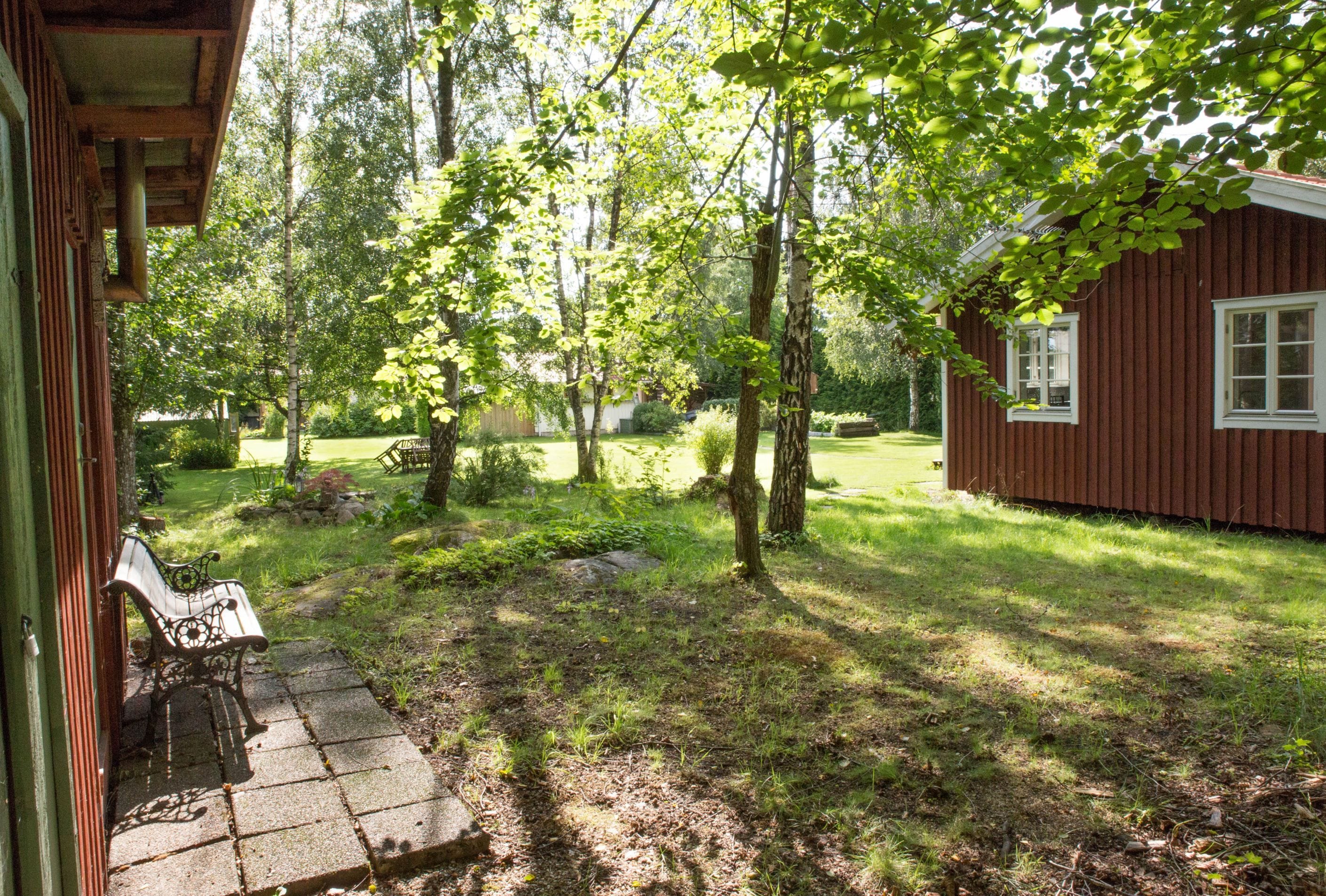 Vänster i bild syns förrådshuset och till höger är "torpet".
