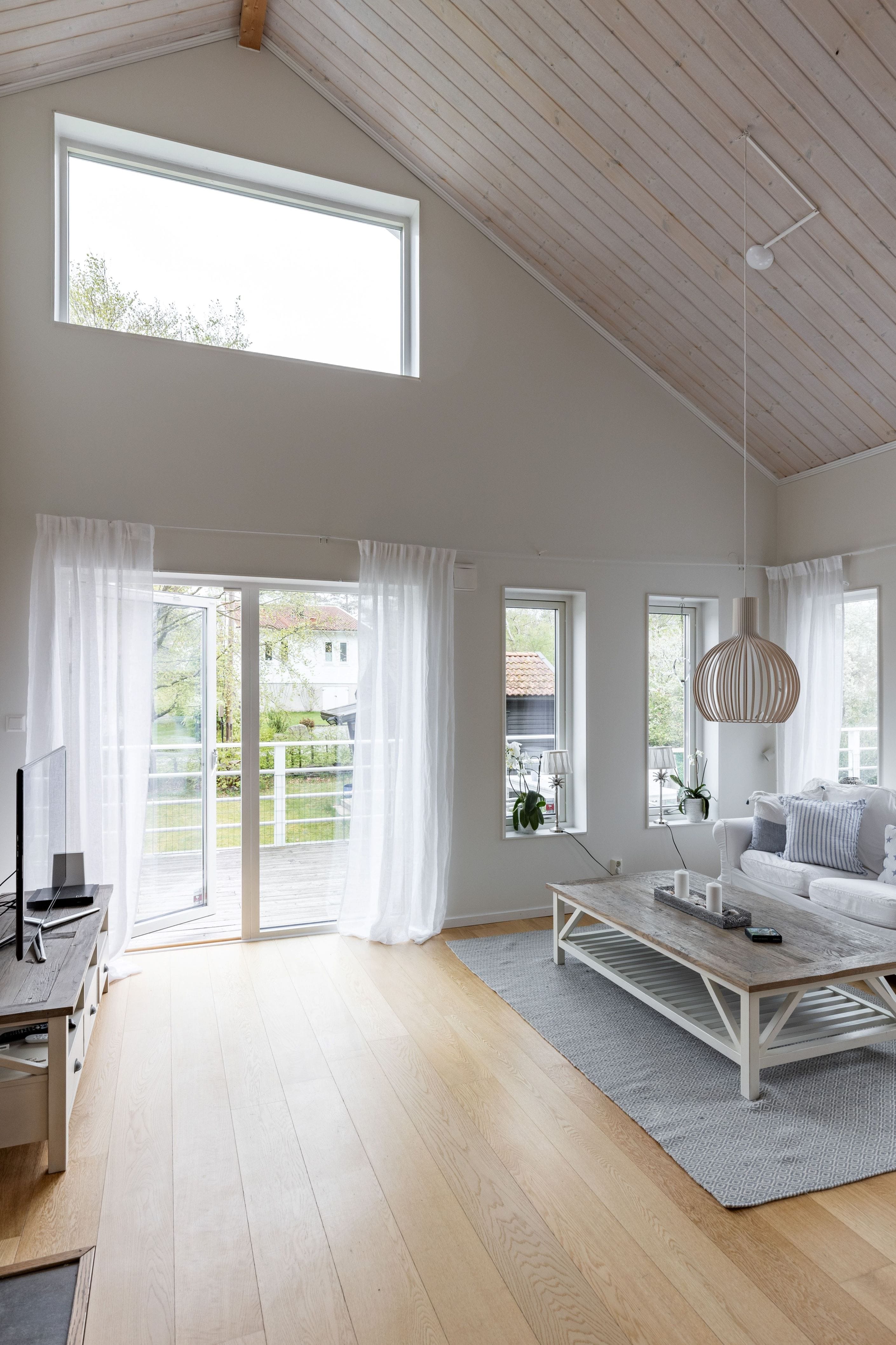 Lite längre in i huset kan man njuta av den höga takhöjden.