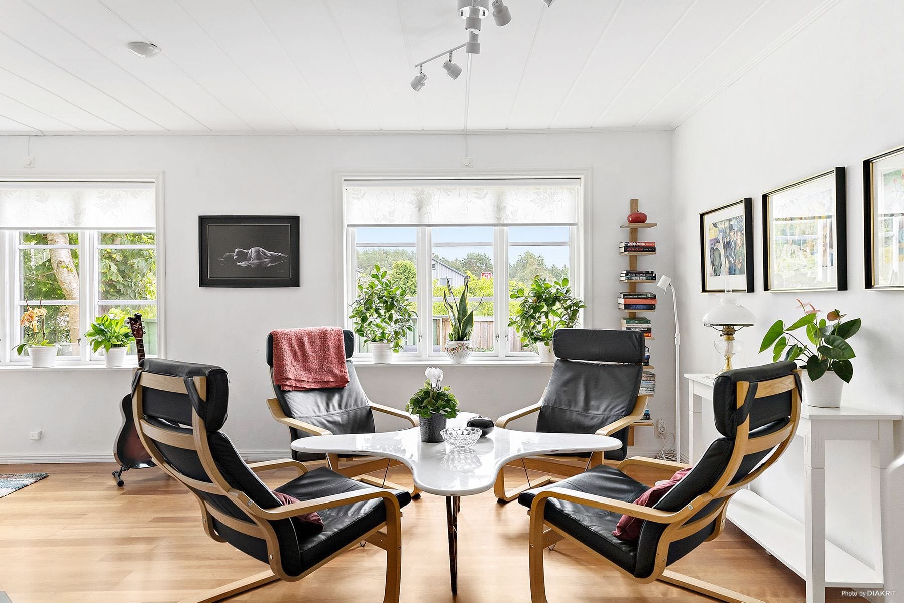 Välkomna in i vardagsrummet, gamla klassrummet.