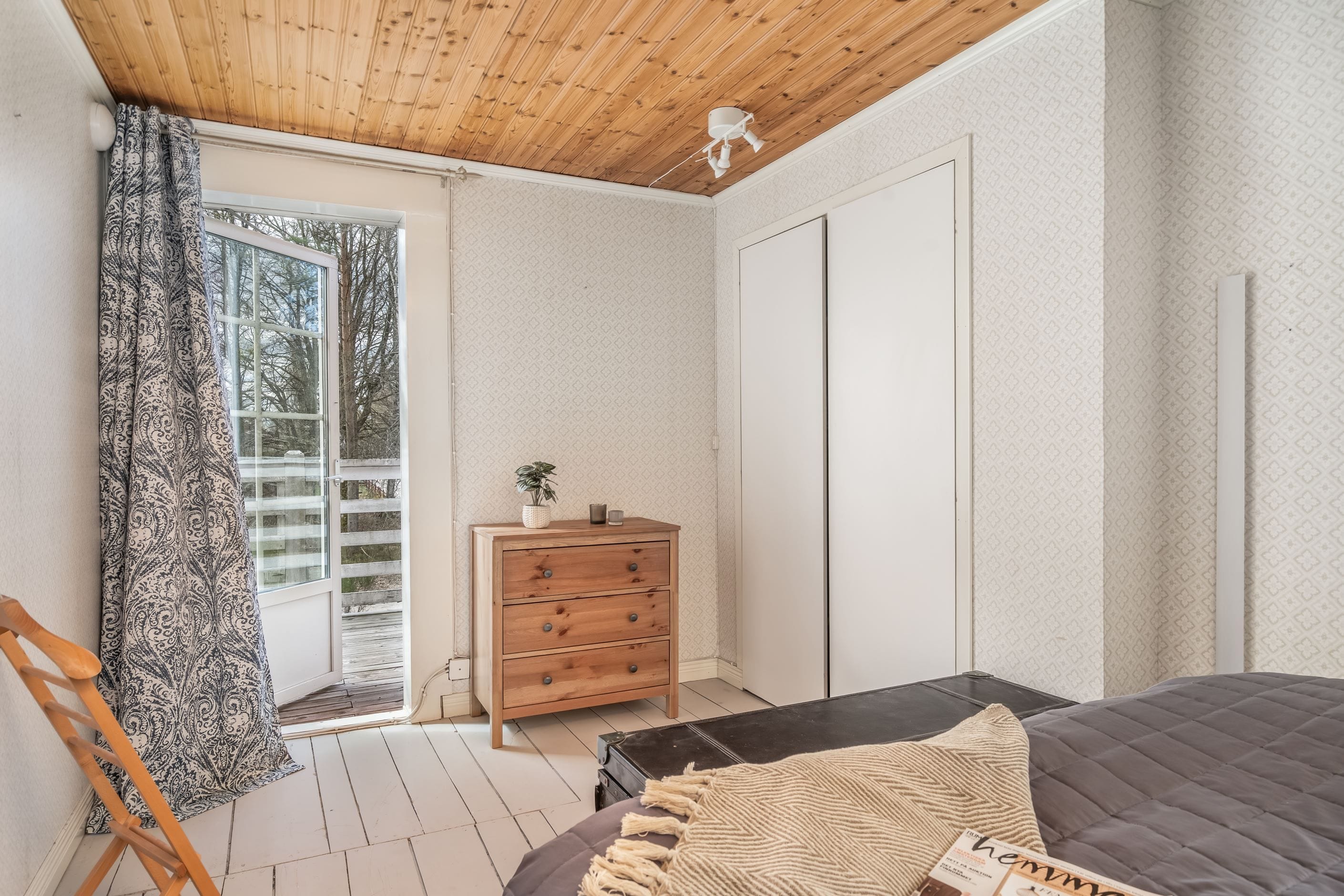 Sovrum med tillgång till stor balkong