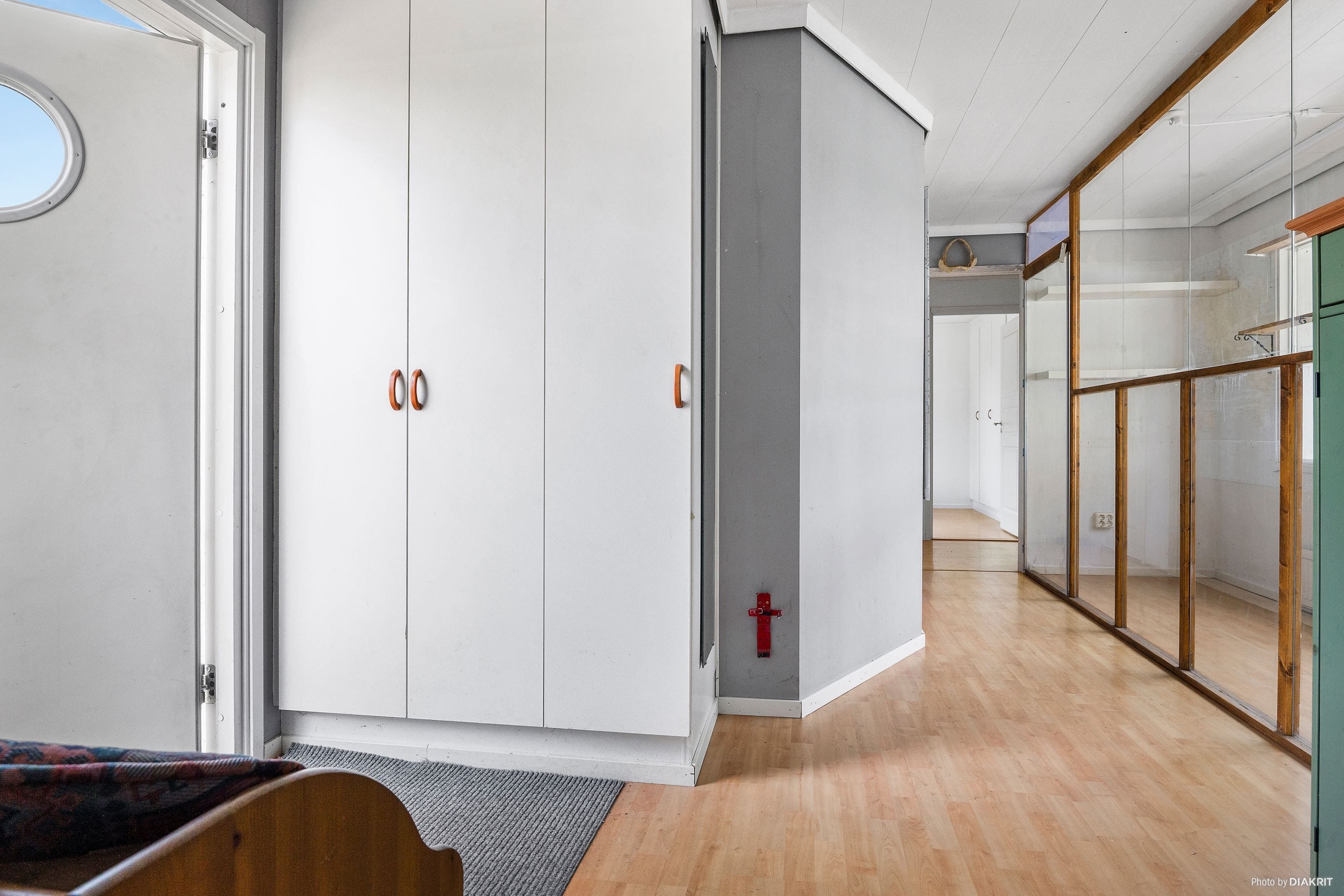Hall med inglasat blomsterrum