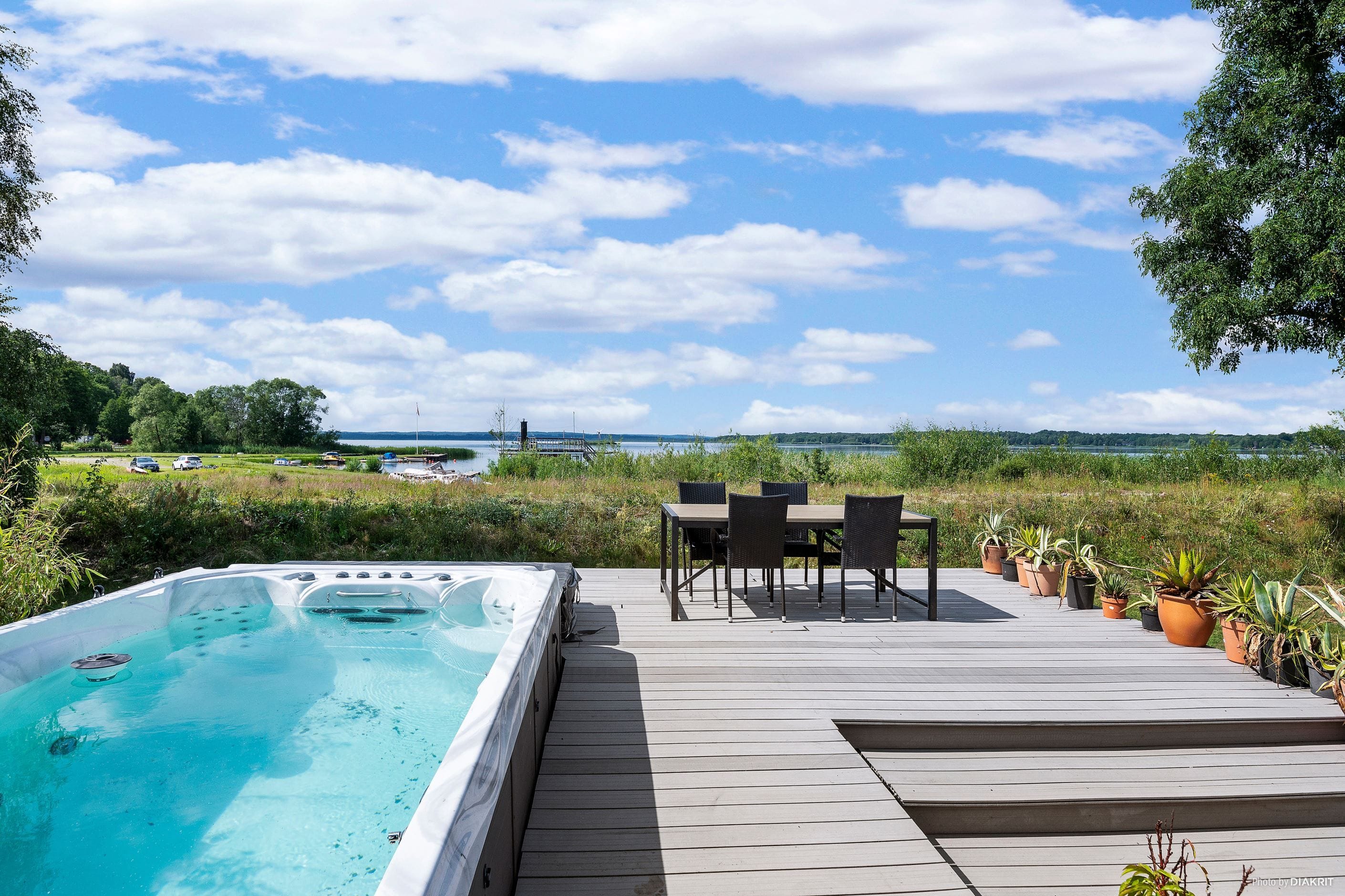 Utsikten från sovrummet, swimspa och bubbelbad