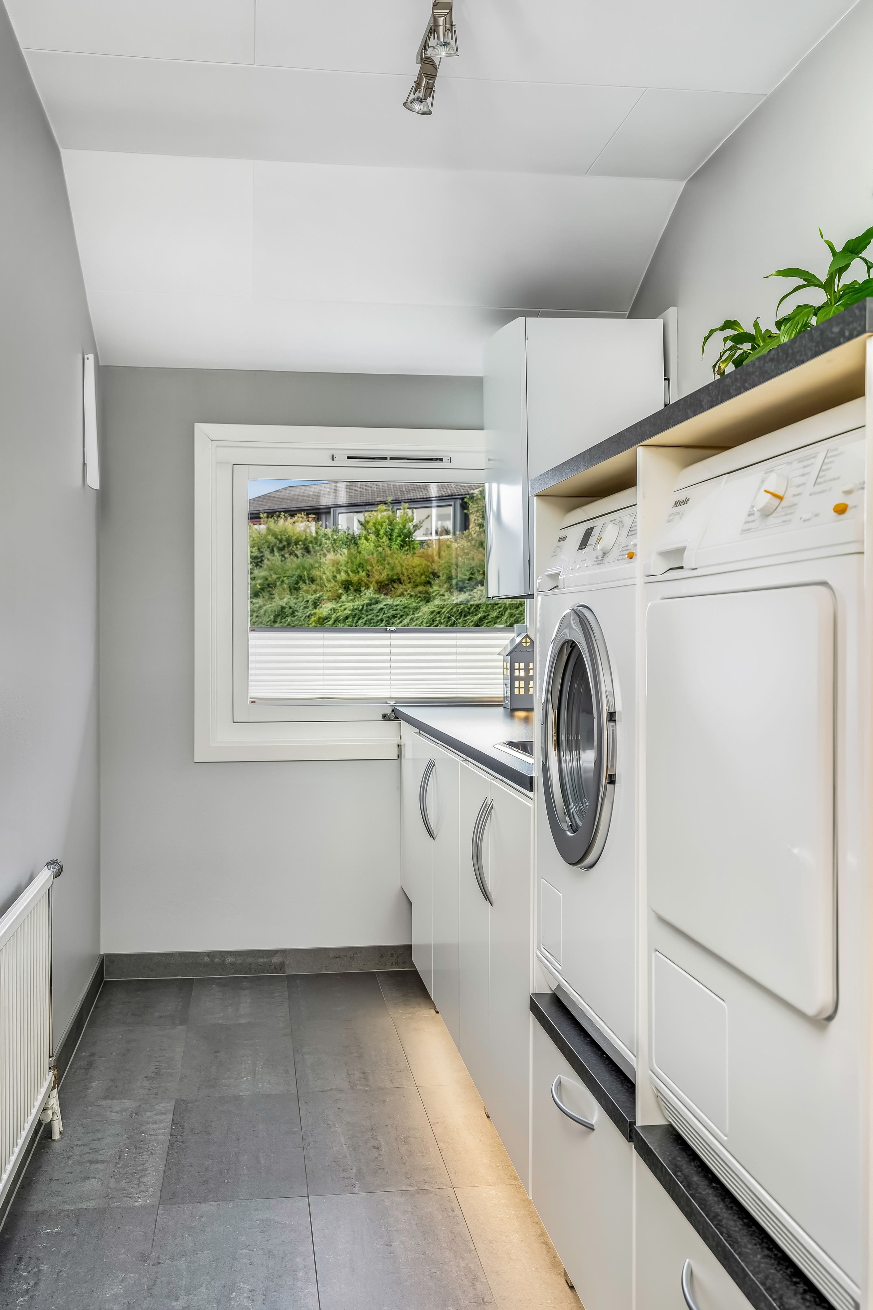 Tvättstuga med optimal arbetshöjd på maskinerna