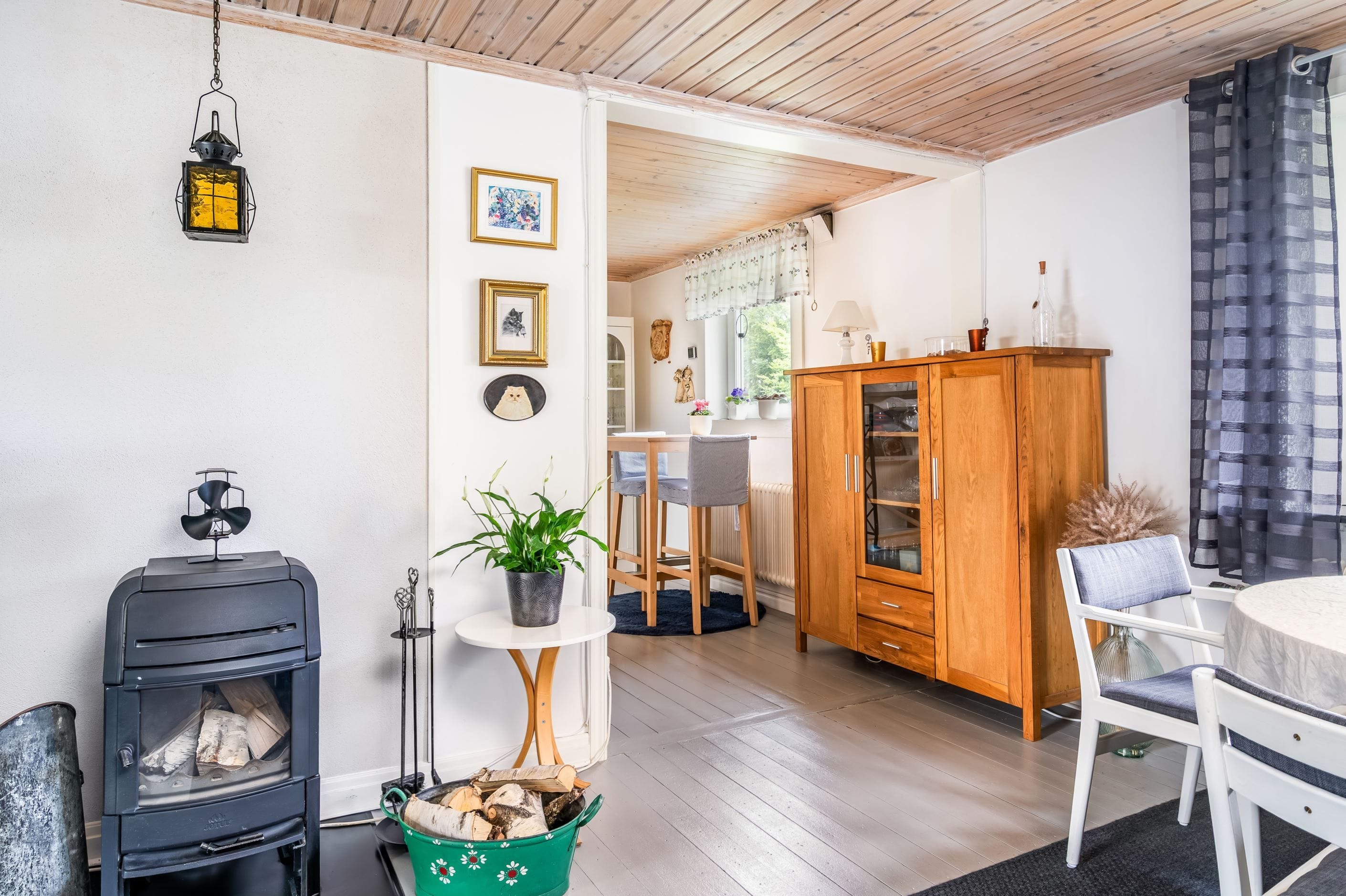 Värmande kamin i vardagsrummet