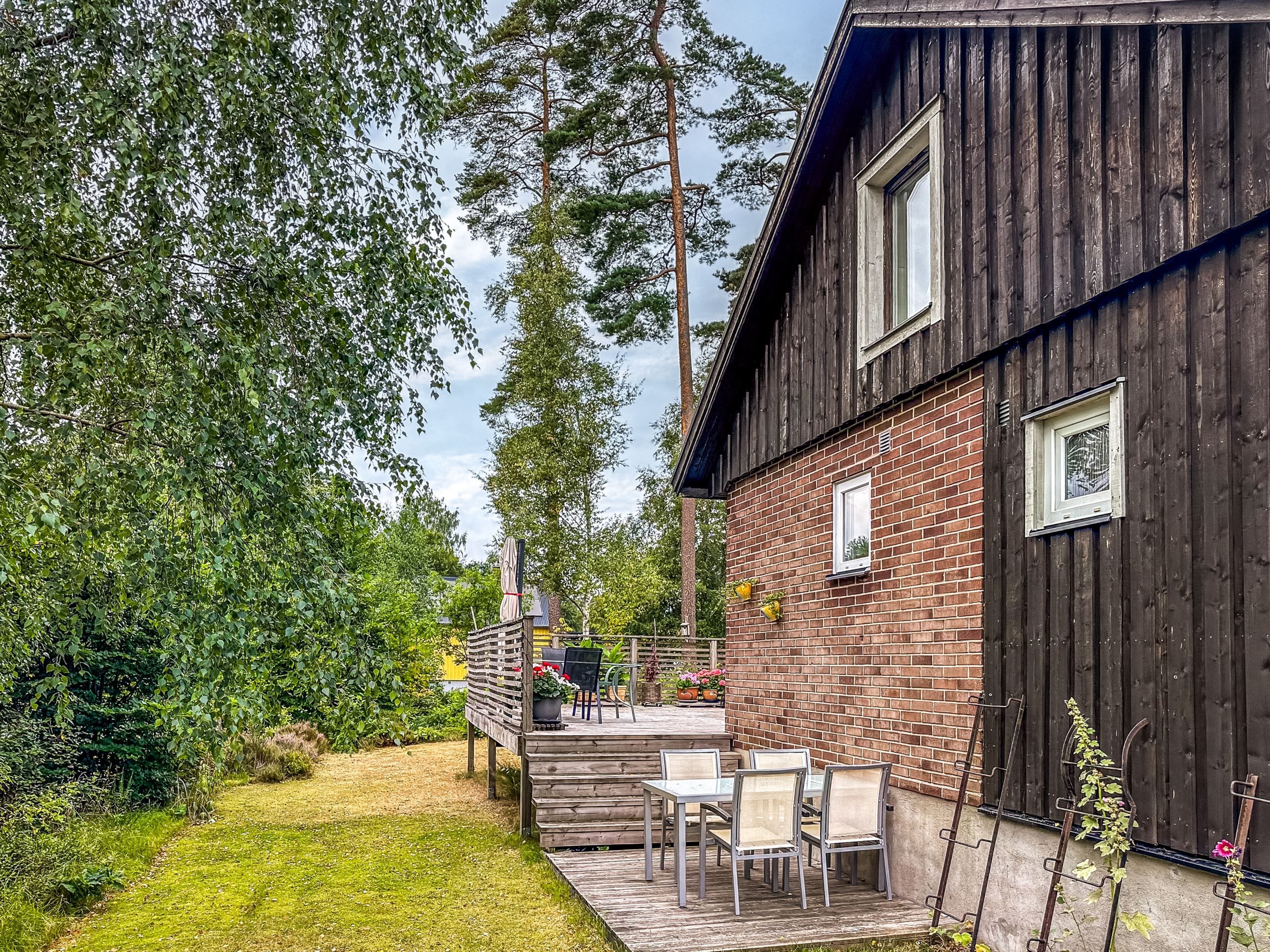 Uteplats i skuggan av träden