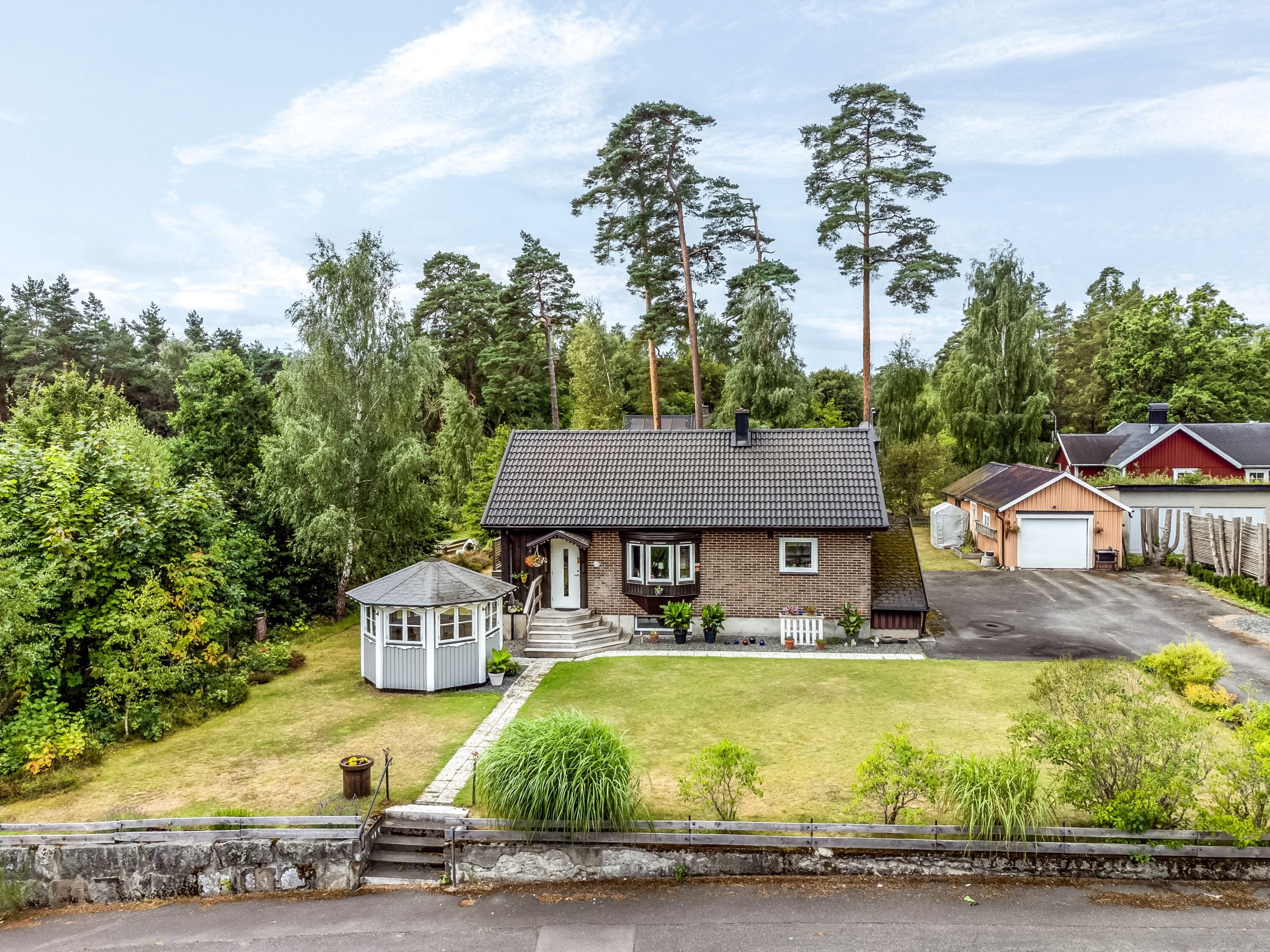Garage och lusthus på tomten