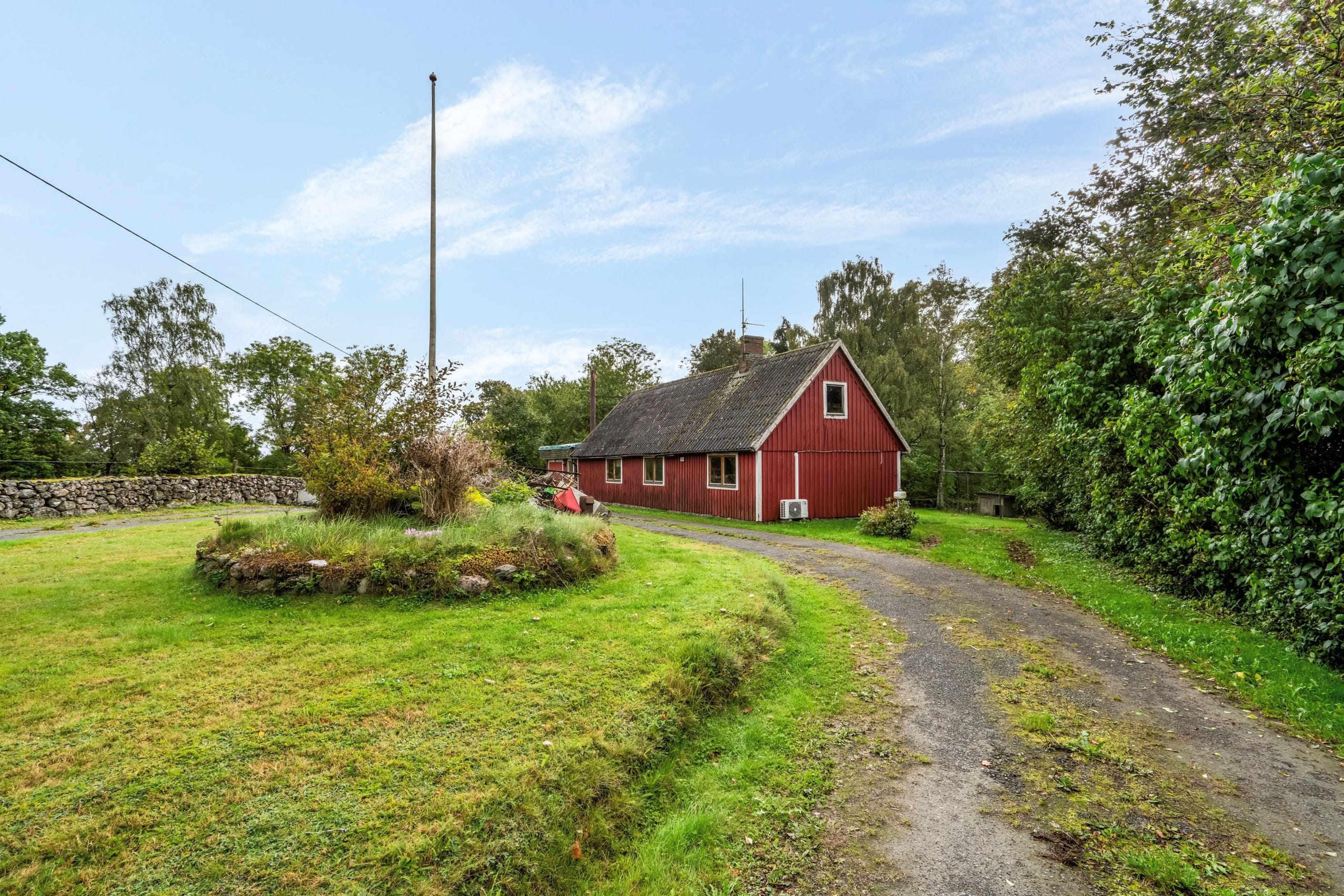 Charmigt torp i grönskande miljö