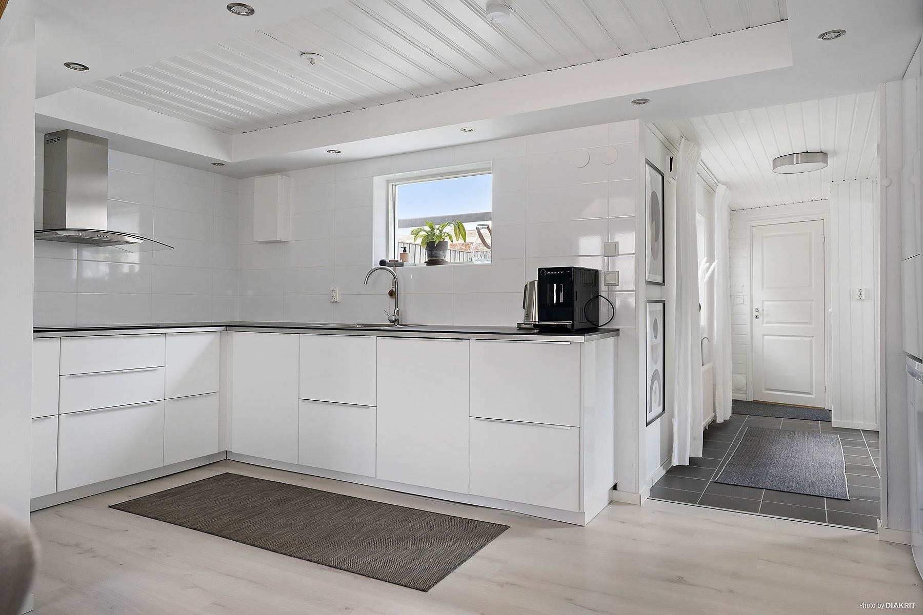 Fräscht och luftigt kök i hus 1