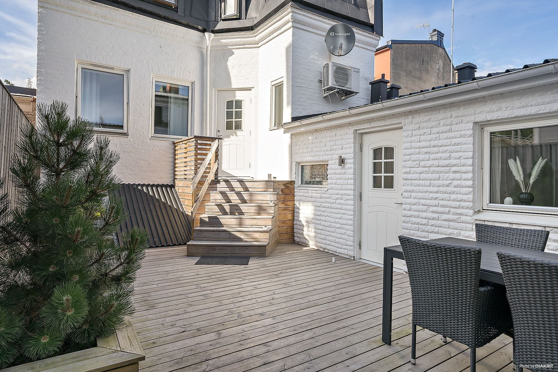 Innergården med uteplats och hus 2