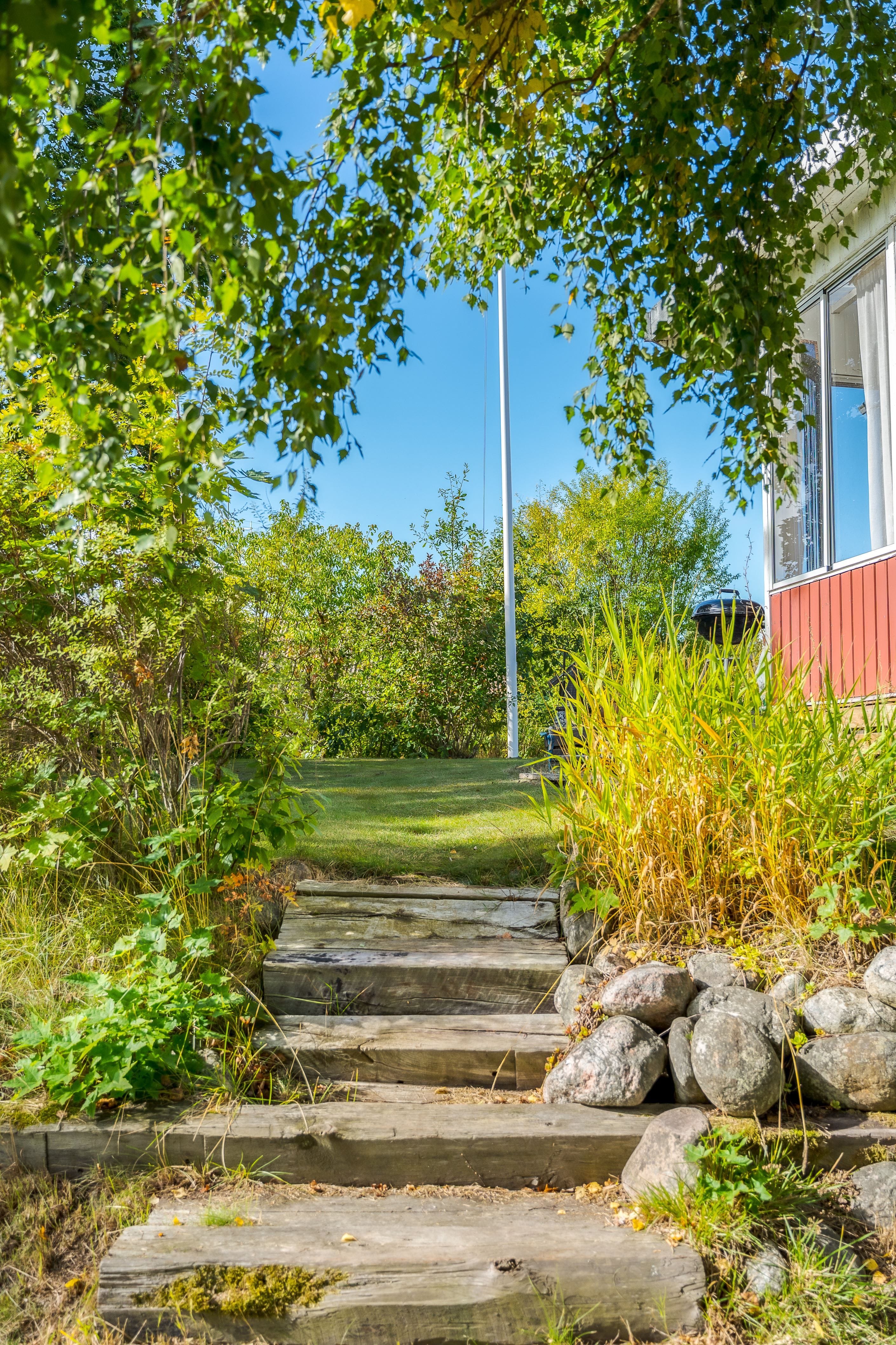 Trapp mot matkällare och förråd