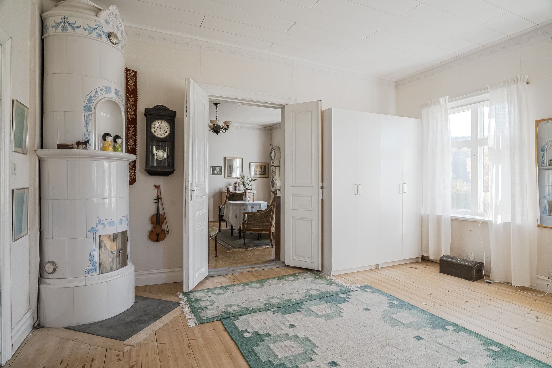 Sovrum med kakelugn
