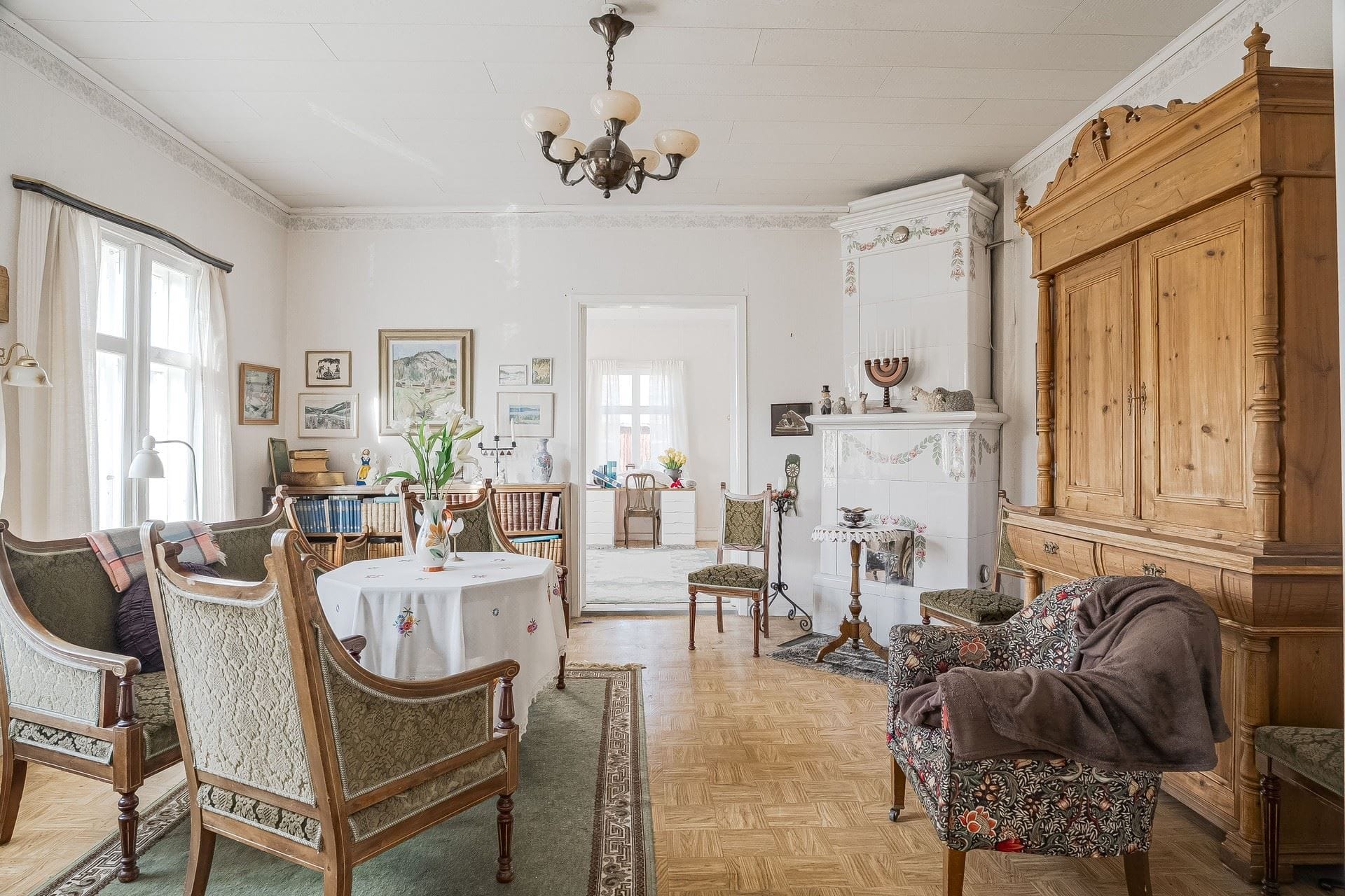 Salen med kakelugn