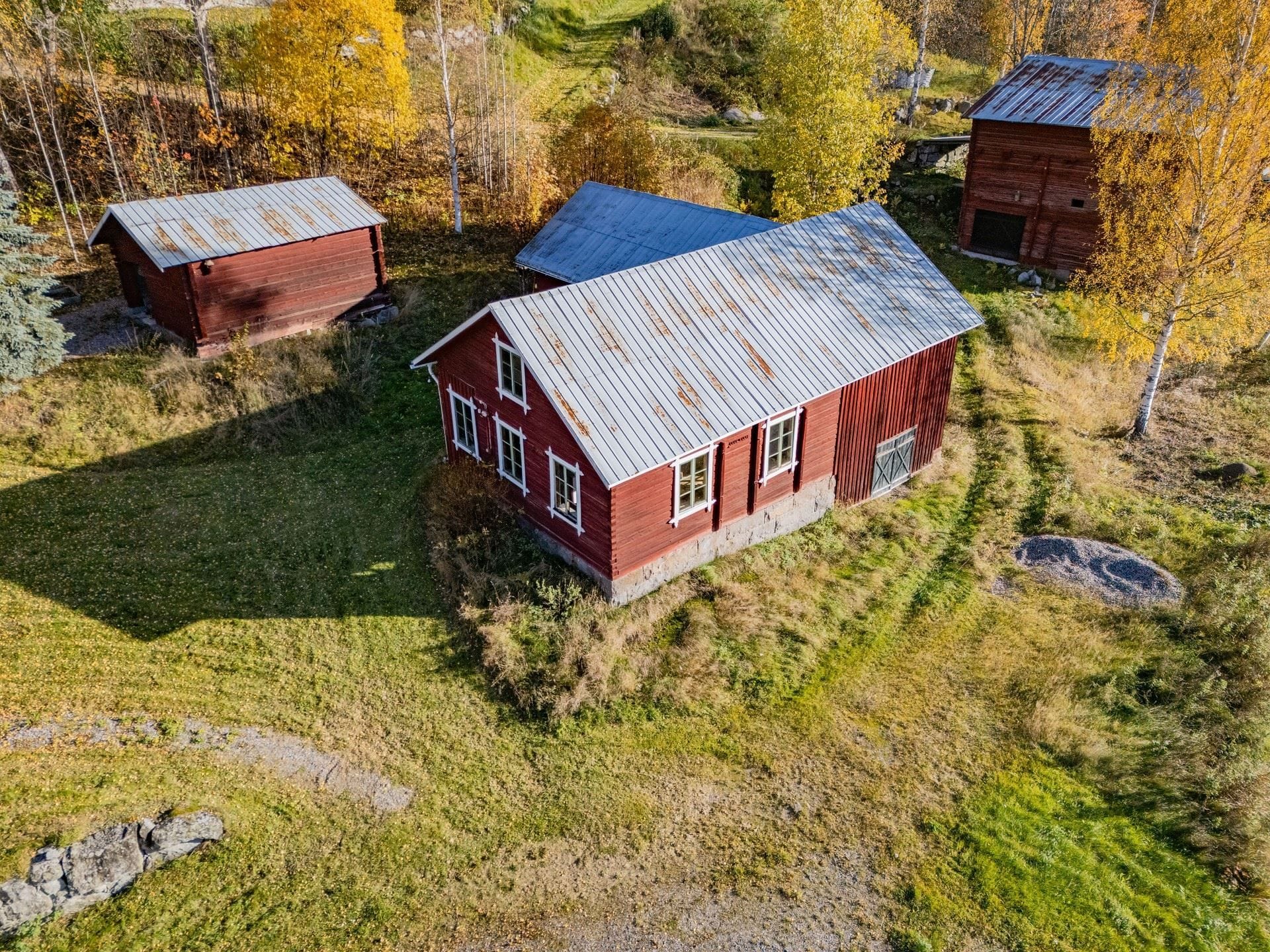Ladugården med vedboden