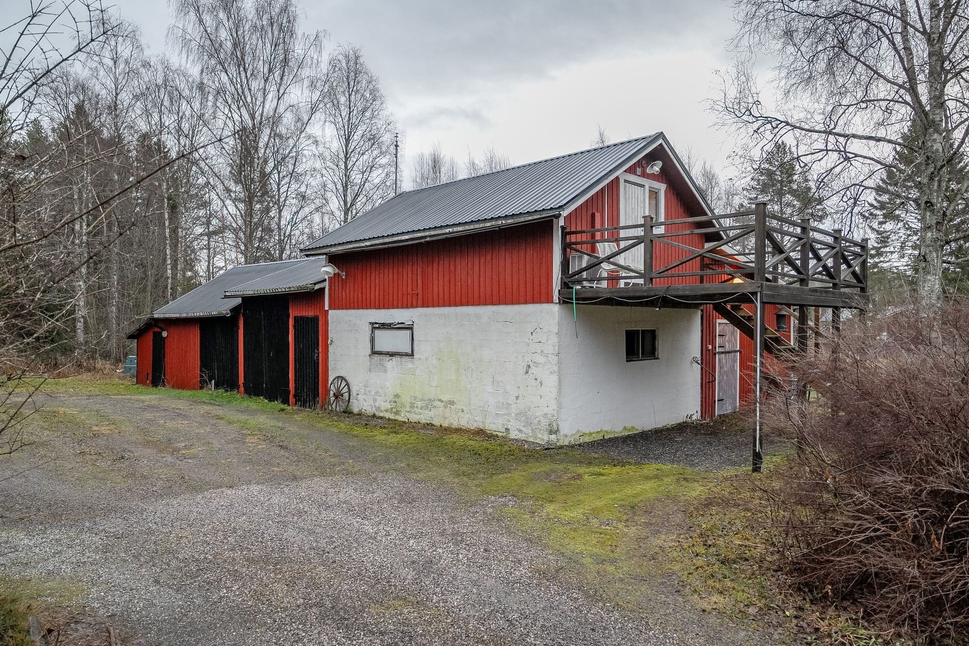 Ladugården med garage, kontor, loft
