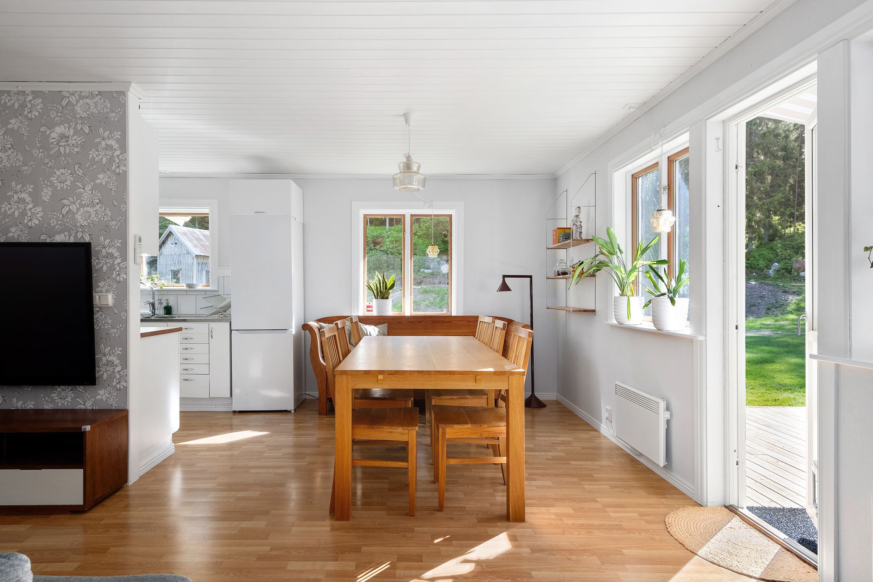 Matplats och utgång till altan