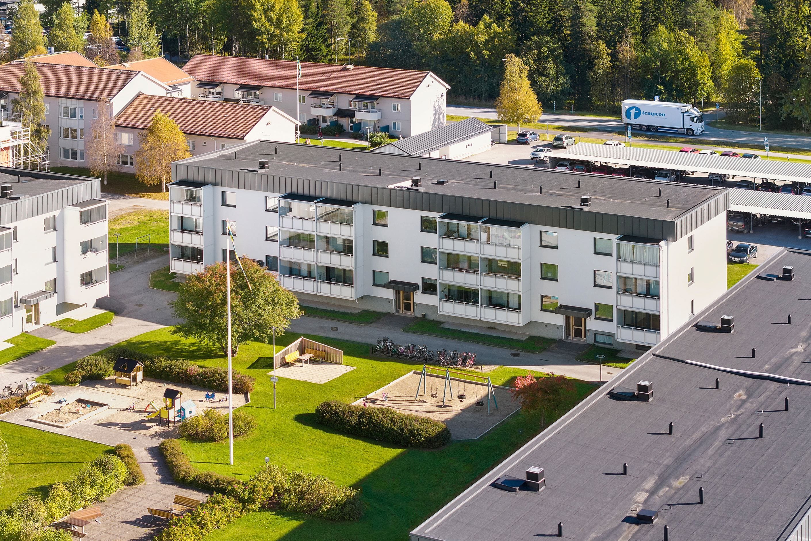 Innergård med lekplats och uteplats