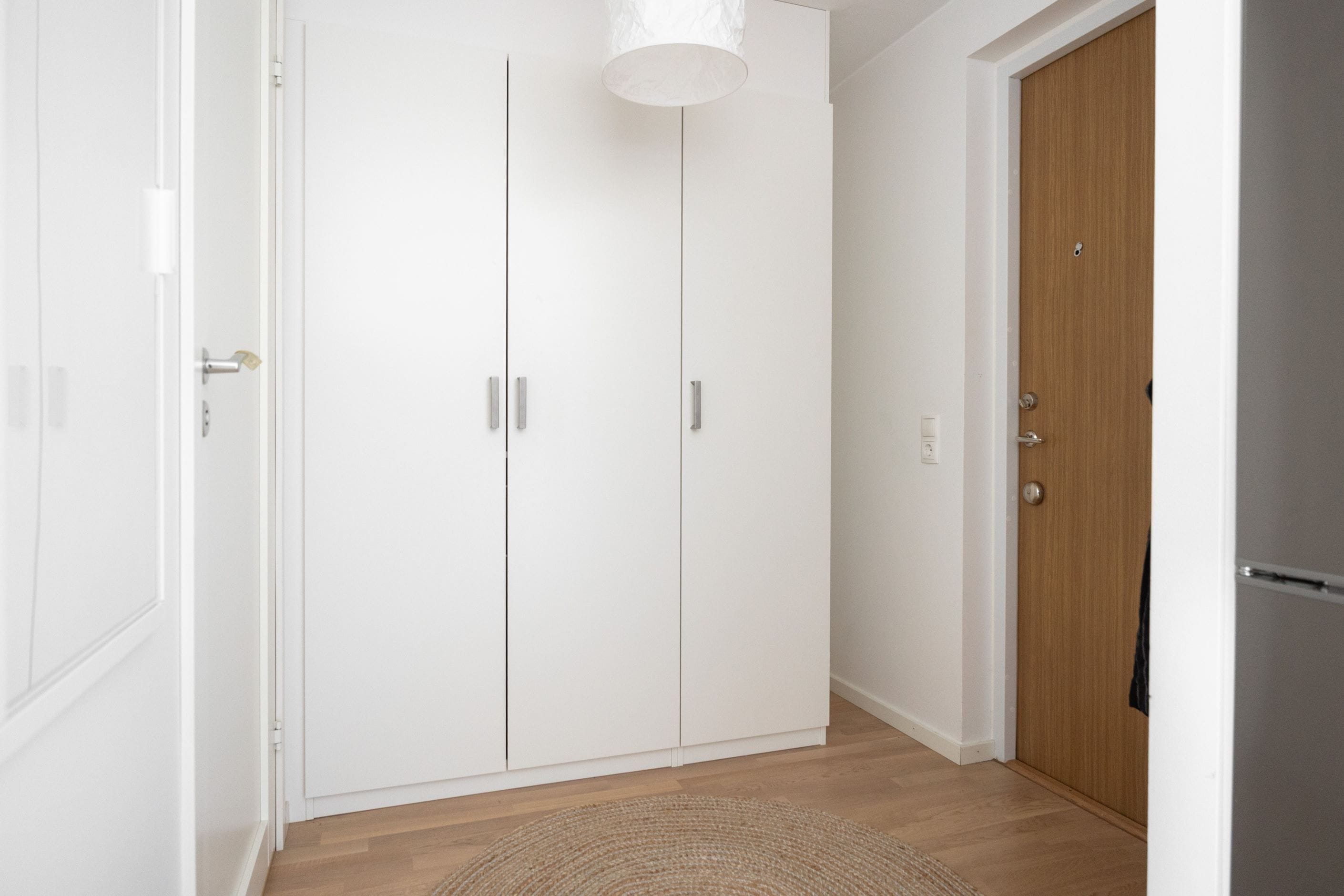 Välkomnande hall med gott om förvaringsmöjligheter.