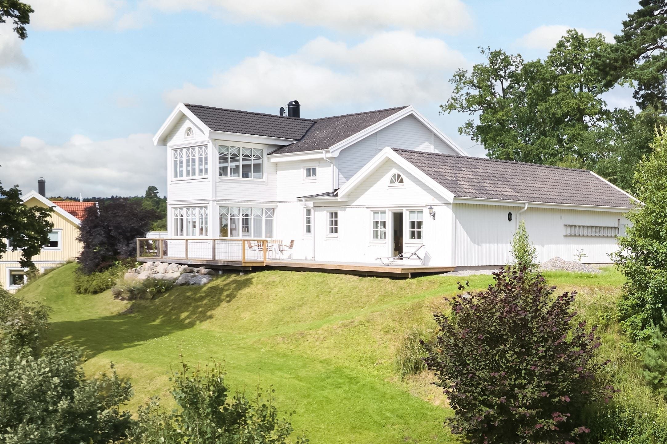 Högt belägen villa med milsvid utsikt.