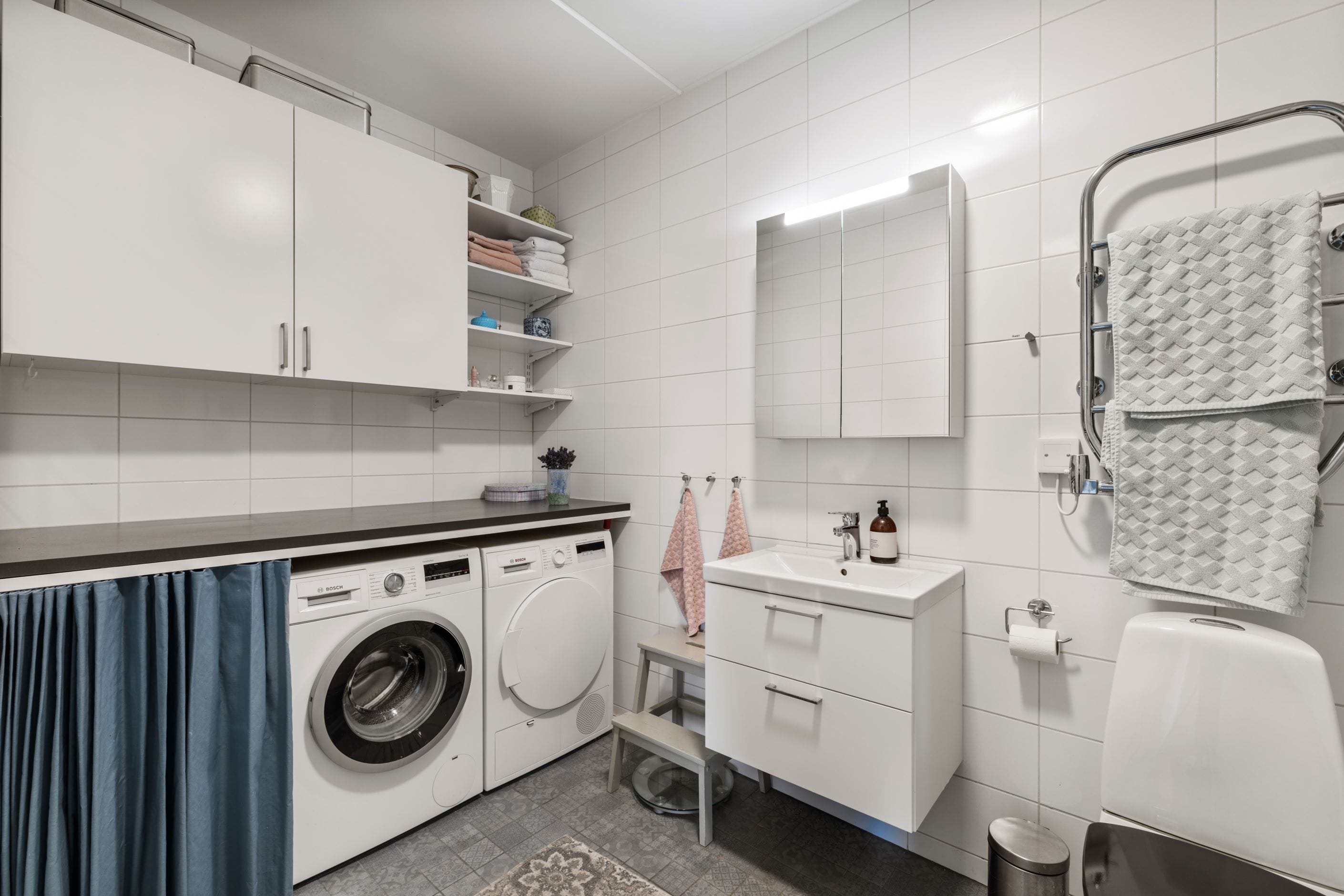 Stora wc med dusch samt tvättsektion
