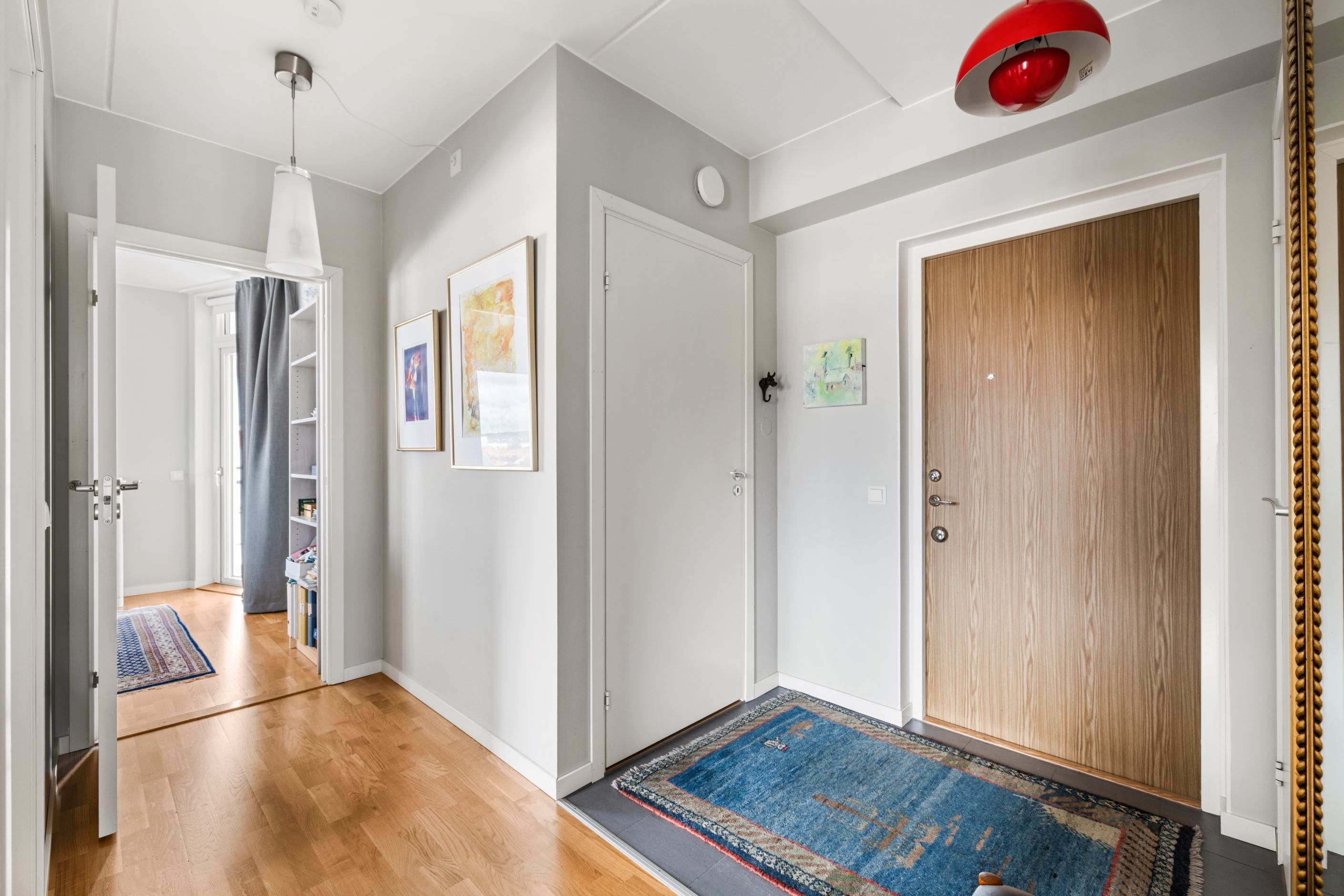 Entré med en rymlig klädkammare