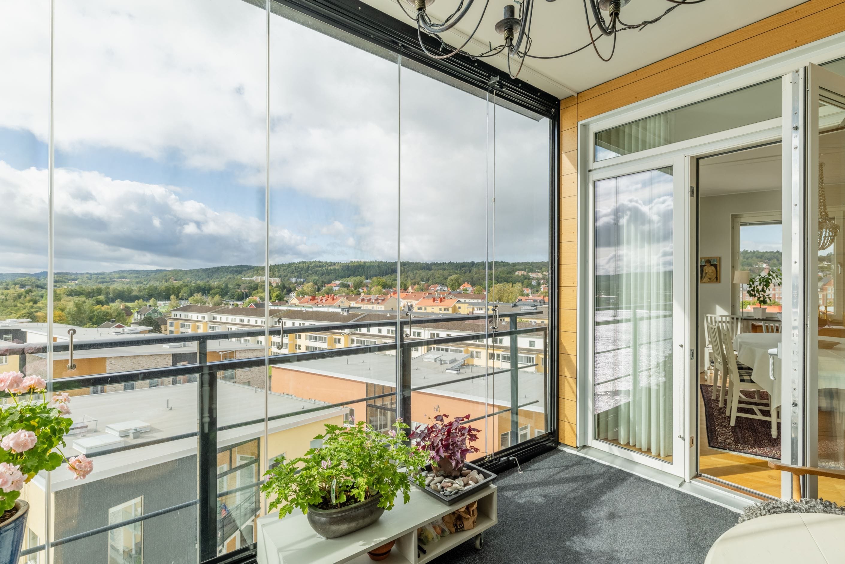 Utgång via kök och vardagsrum