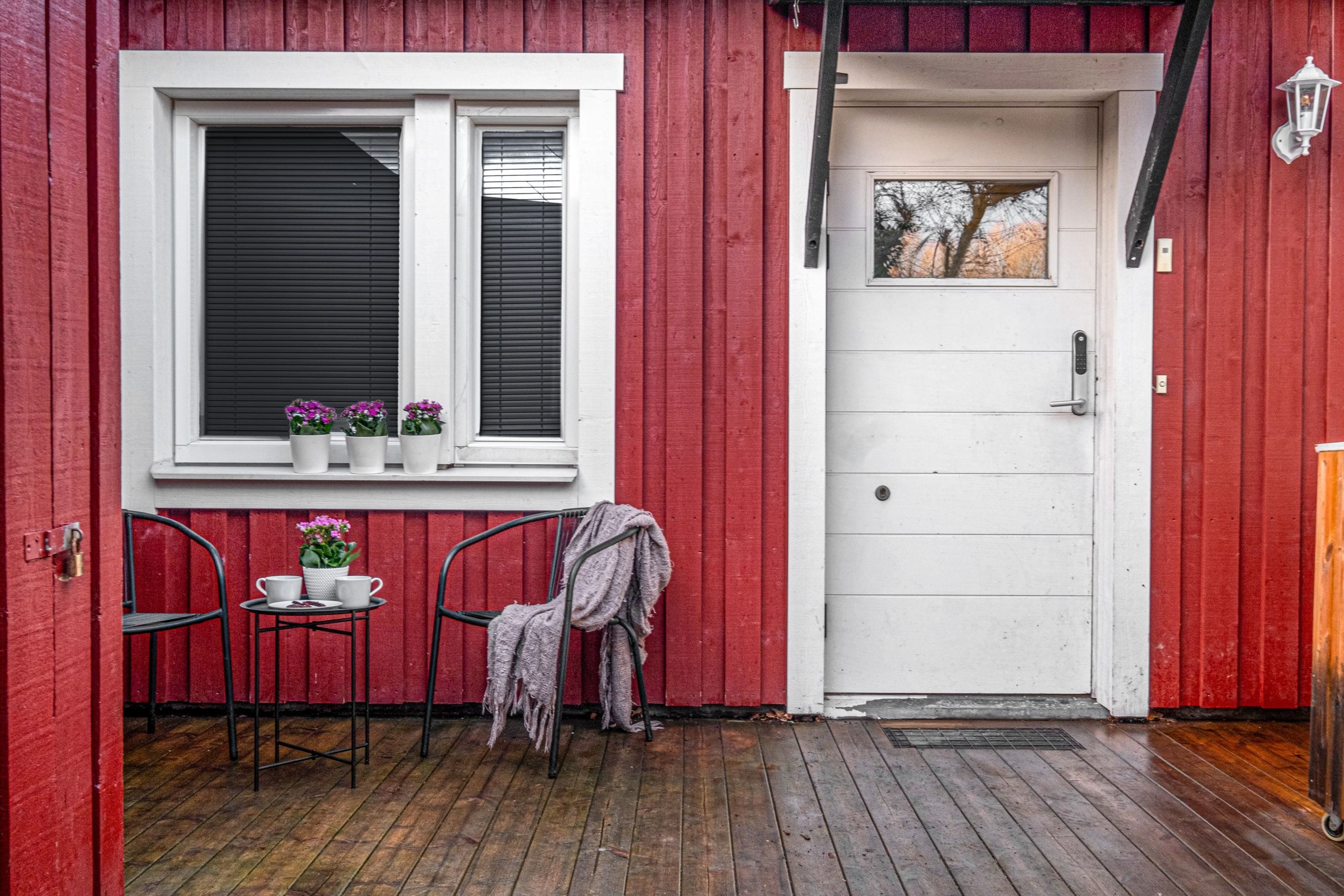 Altan med gott om plats för möblemang efter önskemål och förråd