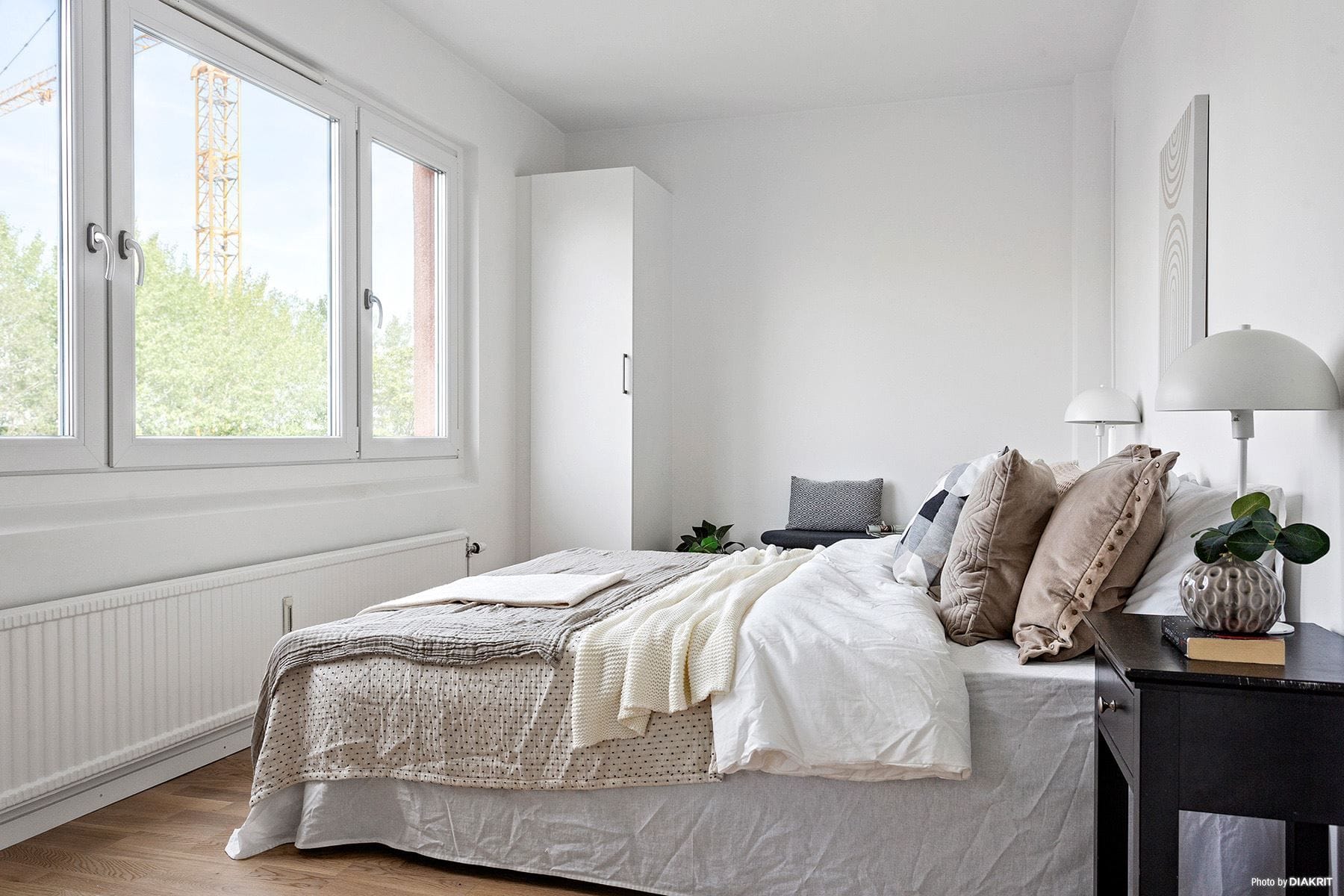 Sovrum med plats för dubbelsäng