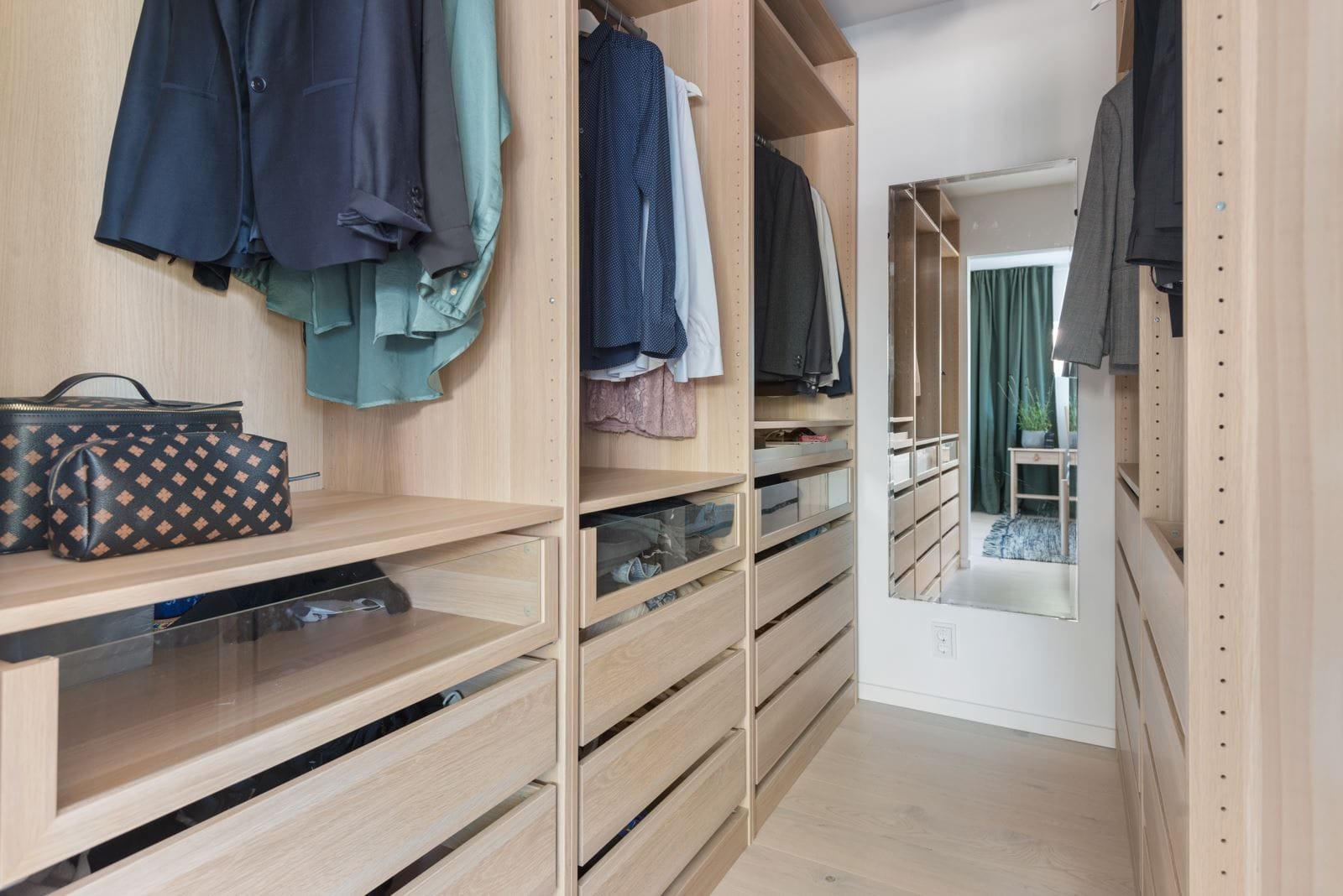 Walk in closset från master bedroom