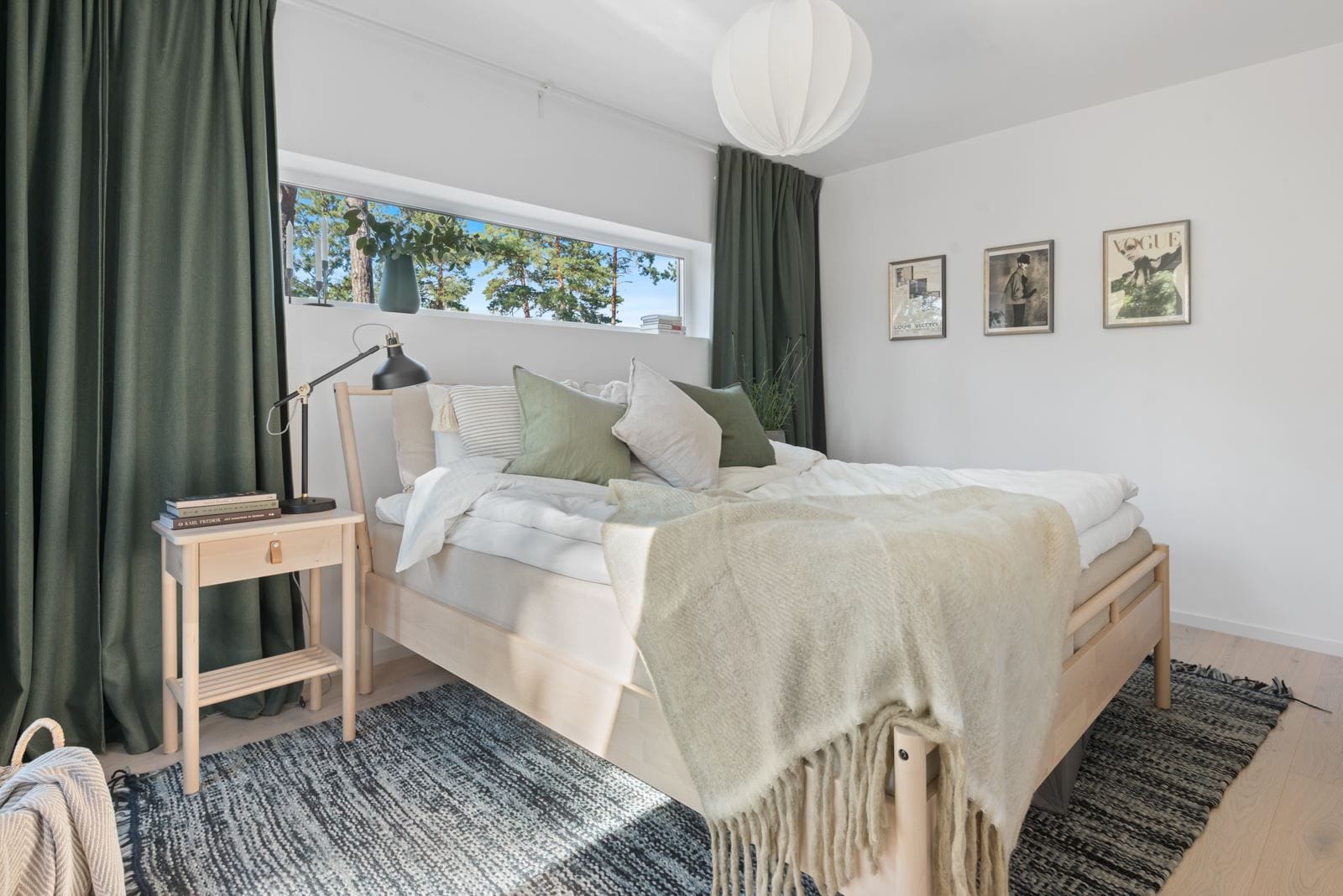 Master bedroom med walk in closset
