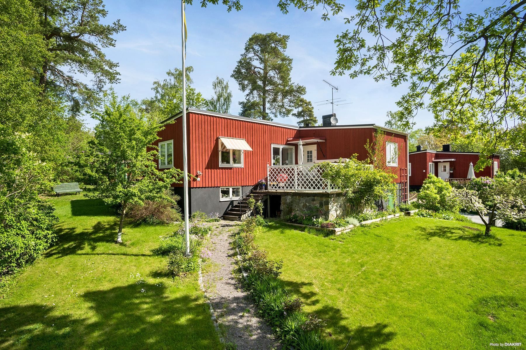 En av områdets vackra uppväxta trädgårdar