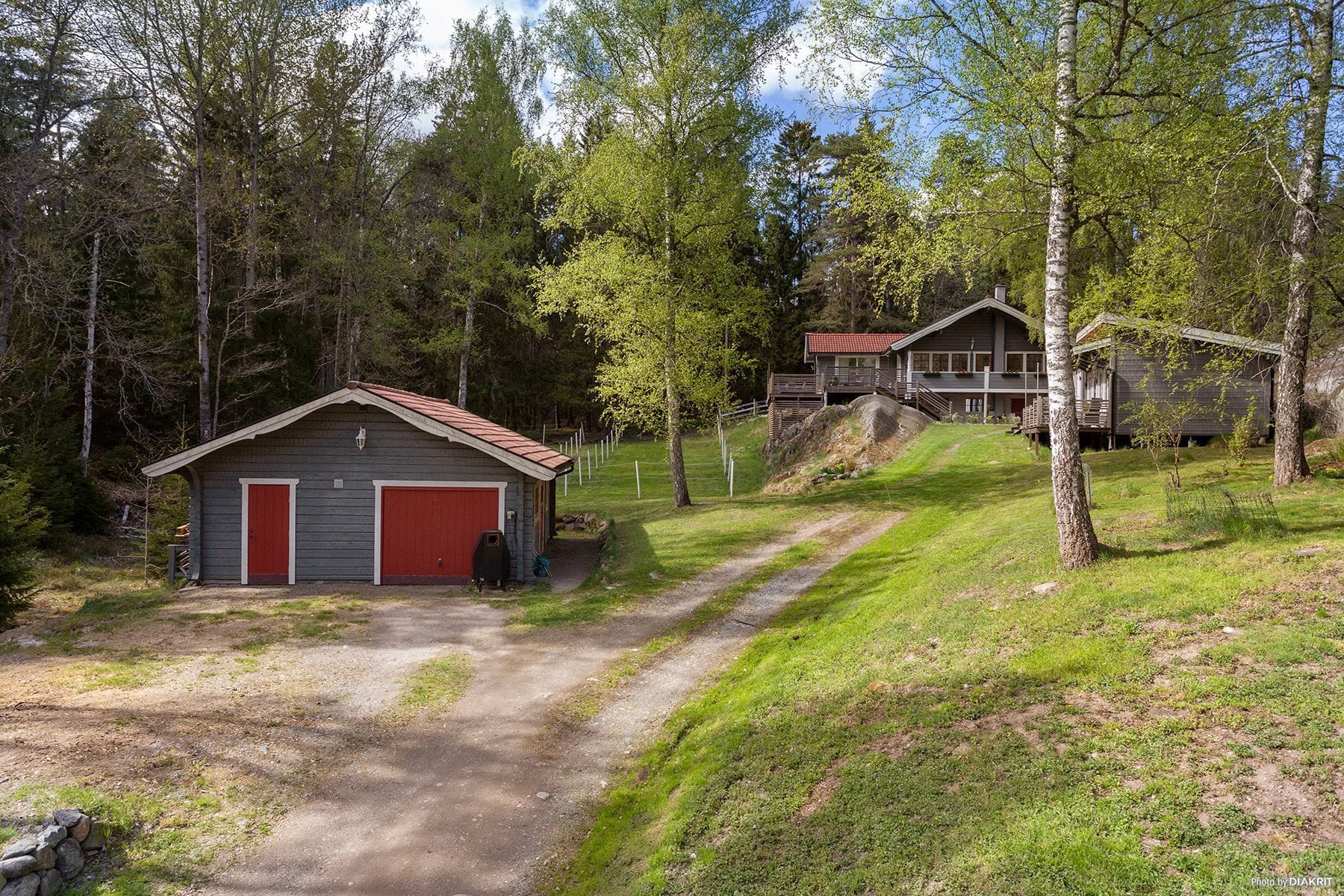 3 byggnader (garaget är ombyggt till stall)