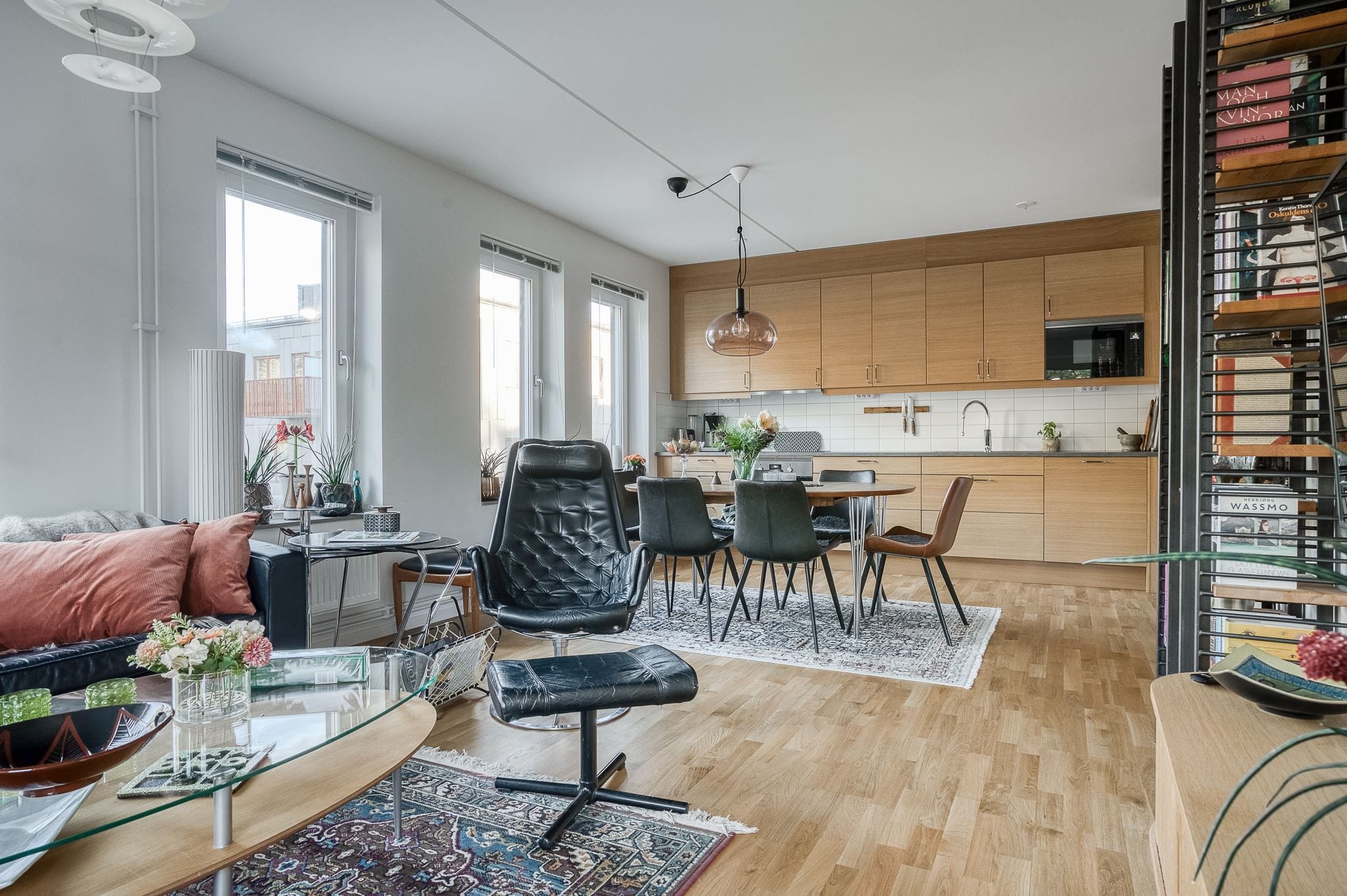 Vardagsrum och kök i öppen planlösning