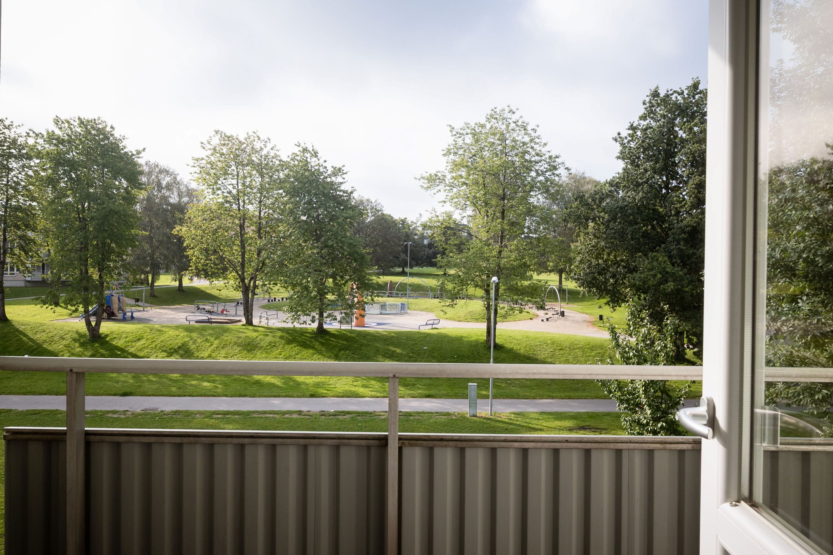 Från balkongen ser du ut över innergården och kvarteret med sol som sällskap hela dagen