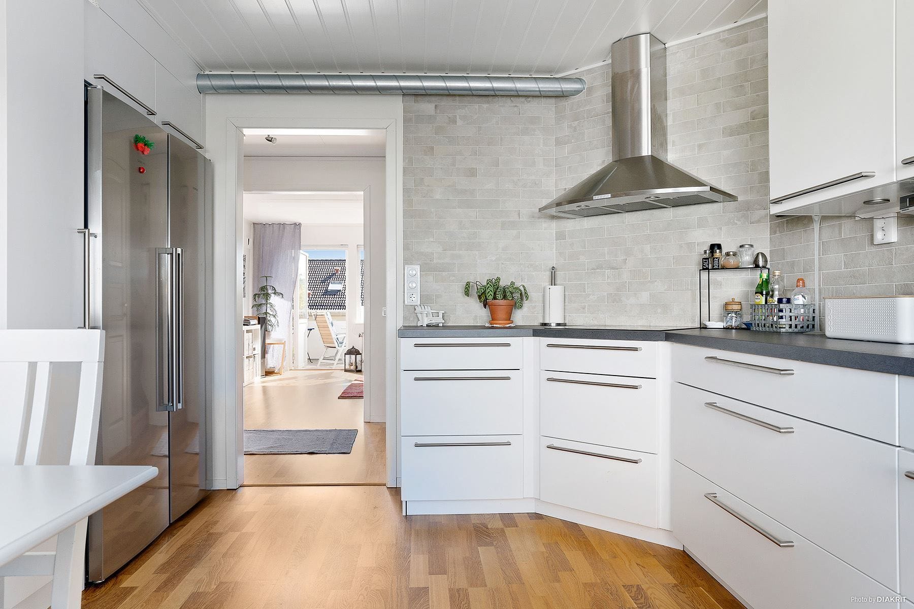 Genomtänkt kök med stilren design!