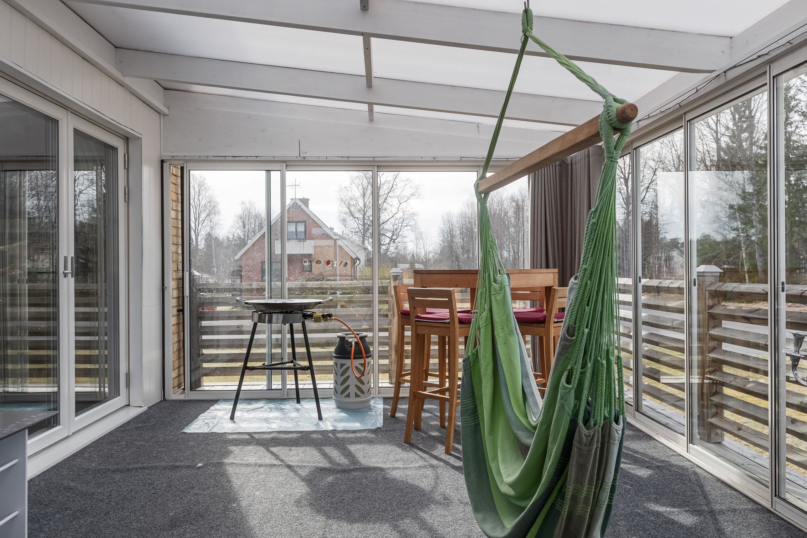 Stort inglasat uterum och anslutande soldäck.