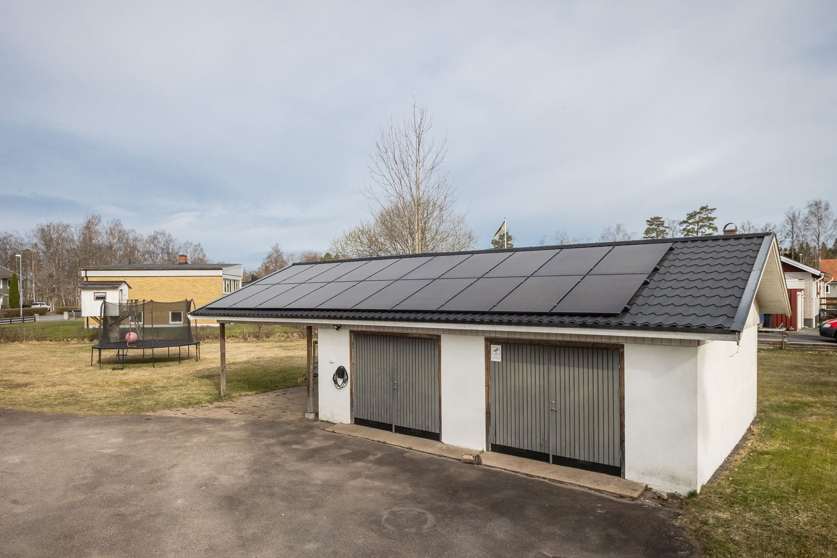 Med dubbelgarage och solceller för energismart drift.