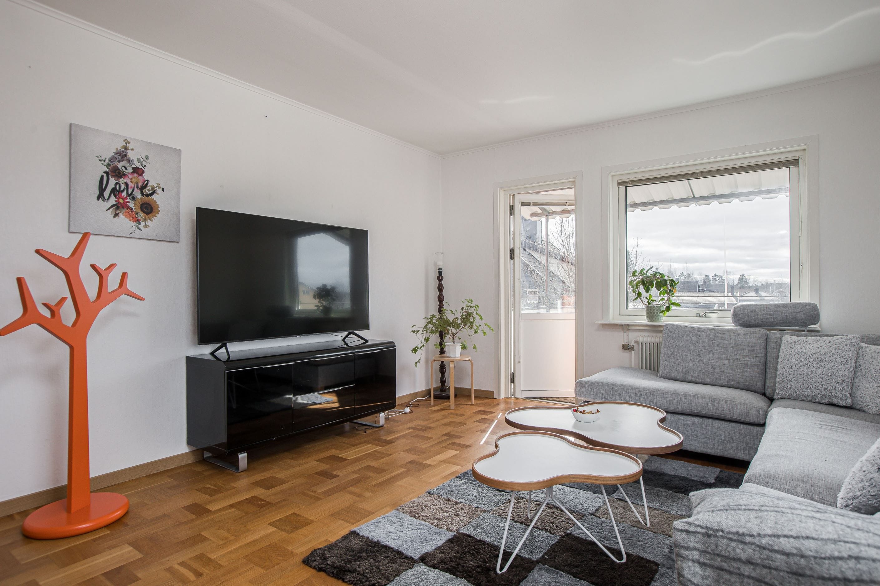 Med fönster i två väderstreck och utgång till en av lägenhetens två balkonger